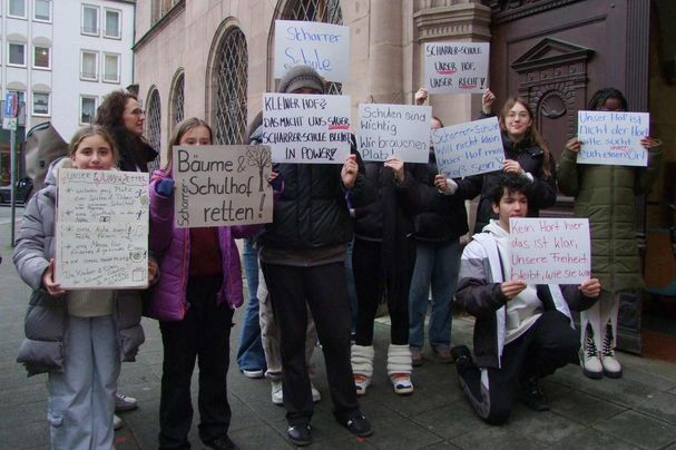Scharrerschul-Demo - Schüler mit Plakaten und Wunschzettel