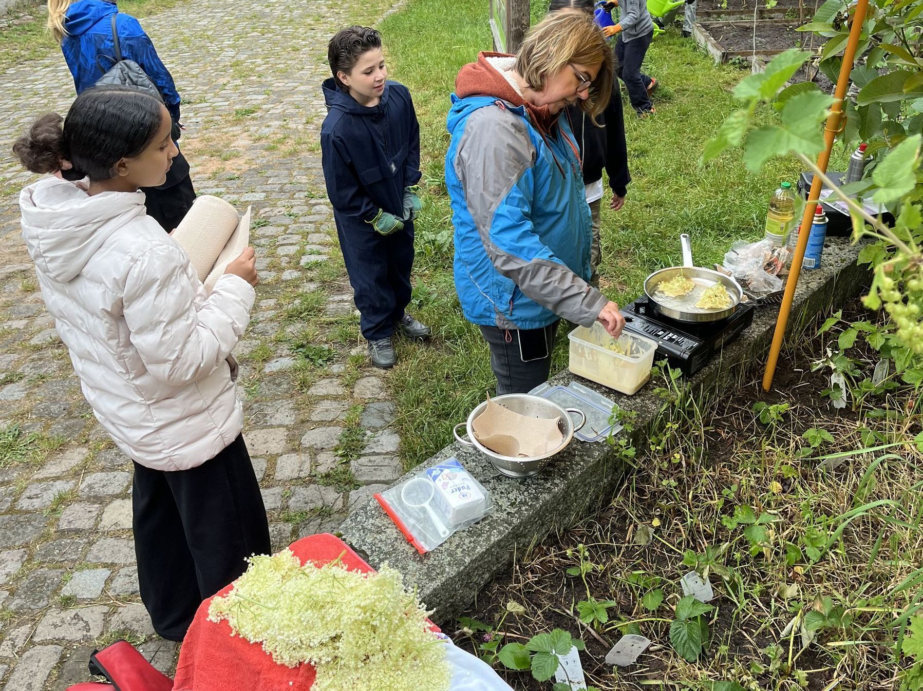 Backen der Hollerküchle (Foto: Andrea Reif) Backen der Hollerküchle