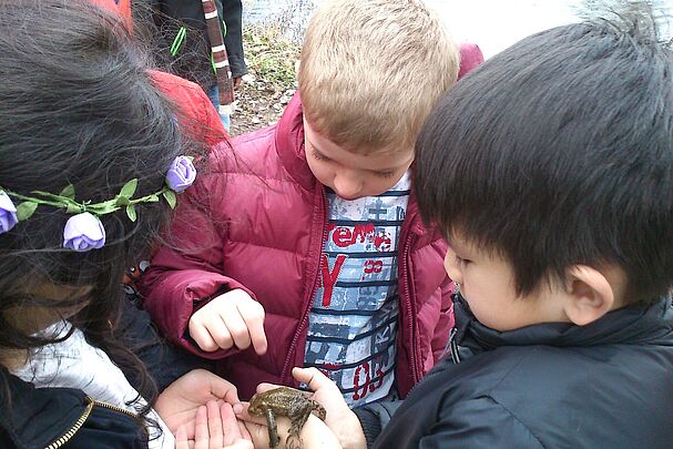 Kinder mit Kröte (Foto: Barbara Philipp) Kinder mit Kröte