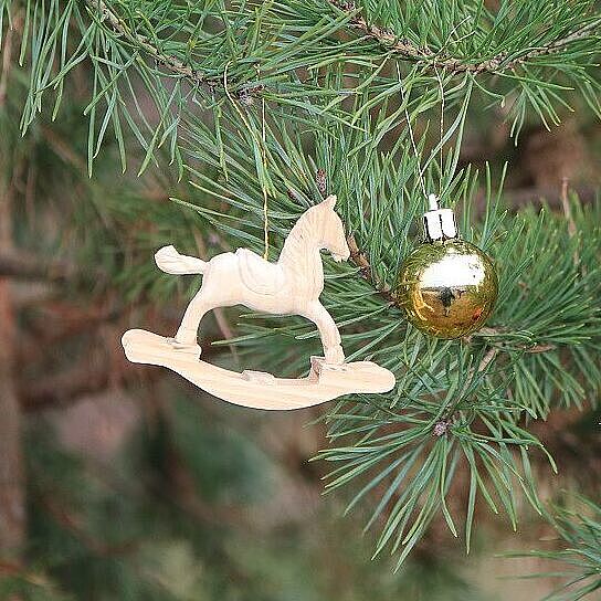 Schaukelpferd an Weihnachtsbaum (Foto: Wolfgang Dötsch) Schaukelpferd an Weihnachtsbaum