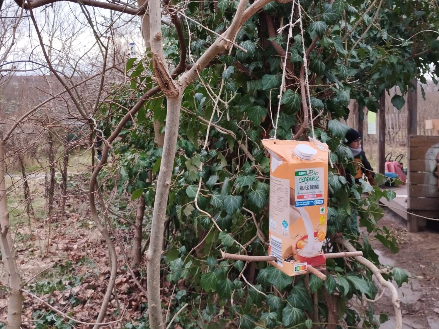 Futterhäuschen aus Tetrapakkarton (Foto: Sabine Scherer) Futterhäuschen aus Tetrapakkarton