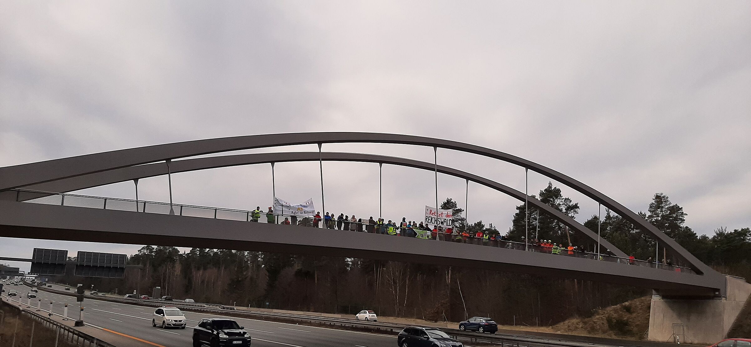 Protestradtour auf der Brücke über die A9