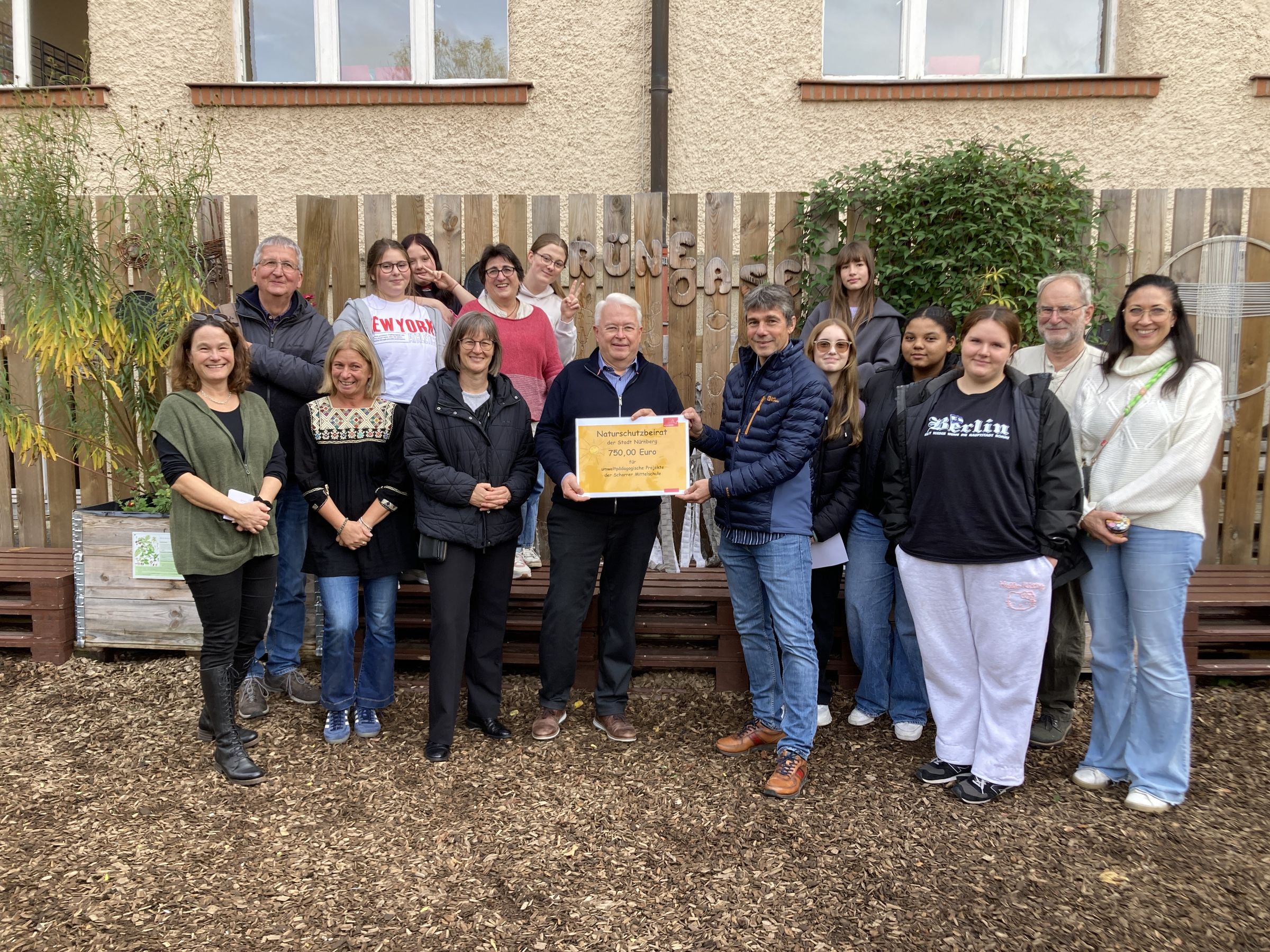Übergabe des Naturschutzpreises des Naturschutzbeirats an die Scharrerschule (Foto: Kerstin Huber/Umweltamt/Stadt Nürnberg) Übergabe des Naturschutzpreises des Naturschutzbeirats an die Scharrerschule