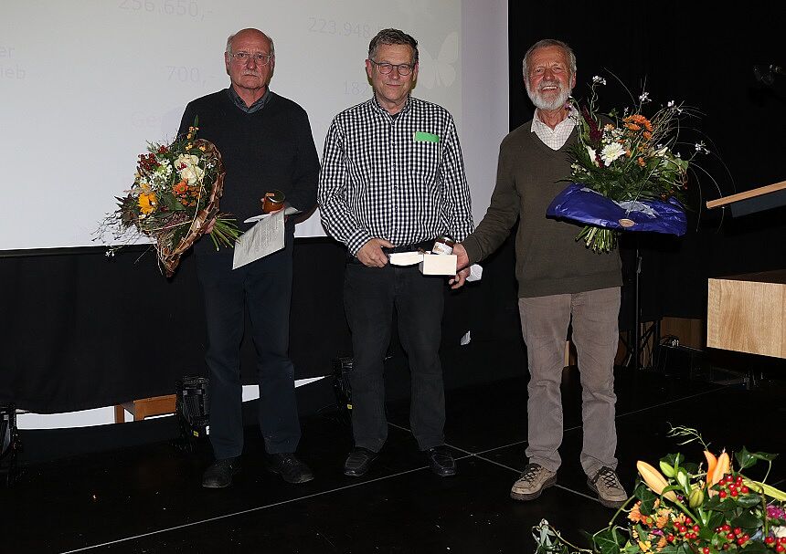 Otto Heimbucher verabschiedet den langjährigen Schatzmeister Artur Lampmann (rechts) und bedankt sich beim Kassenprüfer André van Buren (links) für die geleistete Arbeit. Otto Heimbucher verabschiedet den langjährigen Schatzmeister Artur Lampmann (rechts) und bedankt sich beim Kassenprüfer André van Buren (links) für die geleistete Arbeit.