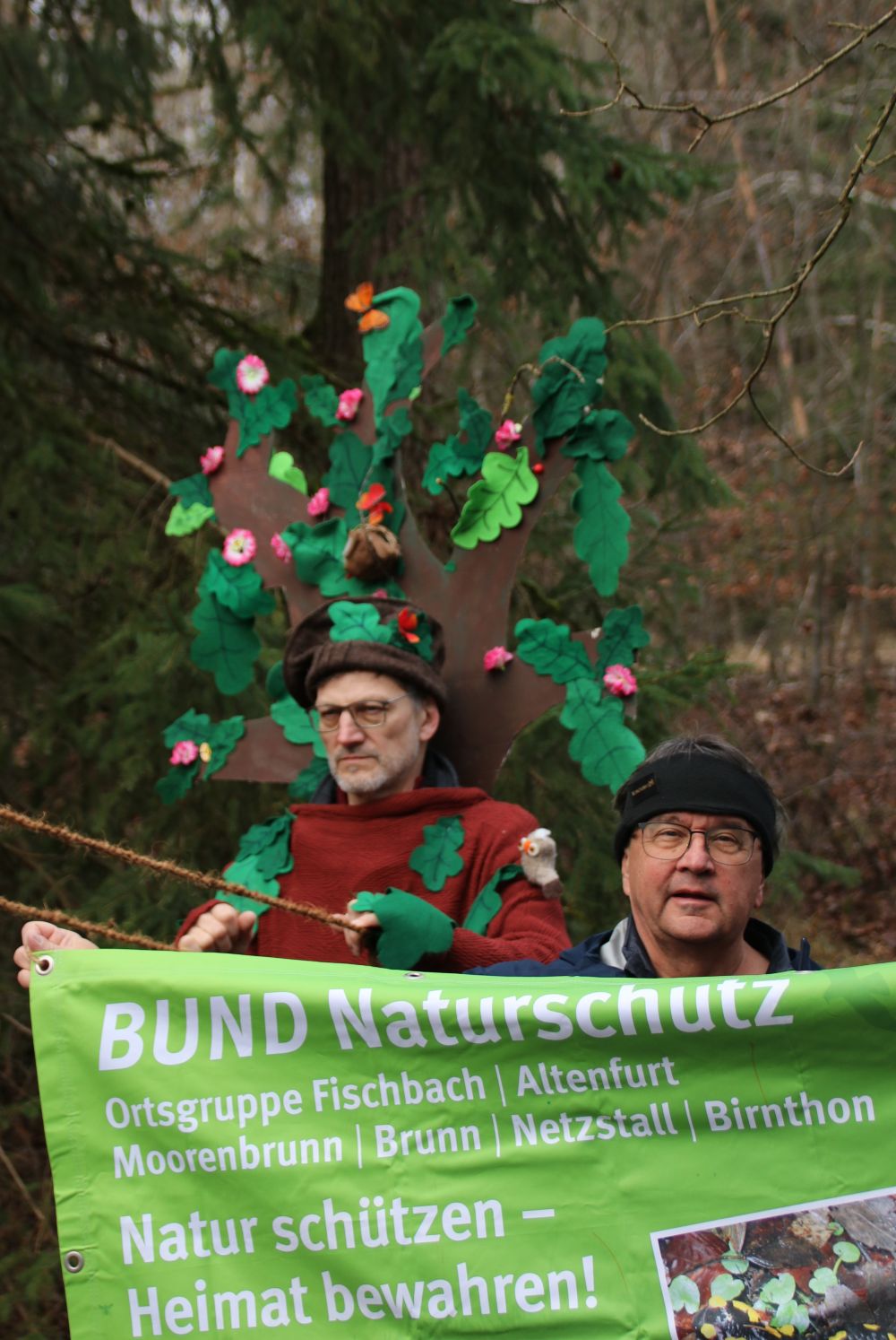 Ingo Klose mit Transparent der Ortsgruppe Fischbach