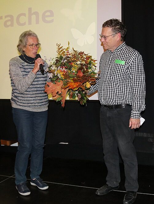 Hannelore Nusch von der Ortsgruppe Fischbach überreicht Otto Heimbucher einen Blumenstrauß mit häufigen Pflanzen aus dem Landschaftsschutzgebiet Fischbach. Hannelore Nusch von der Ortsgruppe Fischbach überreicht Otto Heimbucher einen Blumenstrauß mit häufigen Pflanzen aus dem Landschaftsschutzgebiet Fischbach.