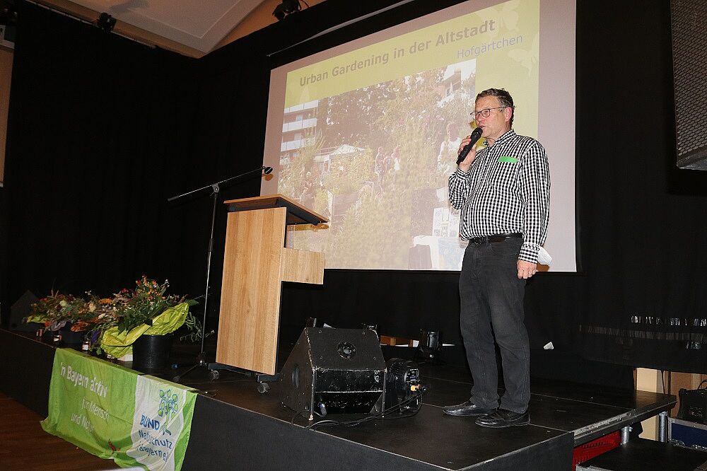 Otto Heimbucher stellt bei seinem Bericht nochmals die zahlreichen Aktivitäten der Kreisgruppe in Umwelt- und Naturschutz sowie der Umweltbildung vor. Otto Heimbucher stellt bei seinem Bericht nochmals die zahlreichen Aktivitäten der Kreisgruppe in Umwelt- und Naturschutz sowie der Umweltbildung vor.