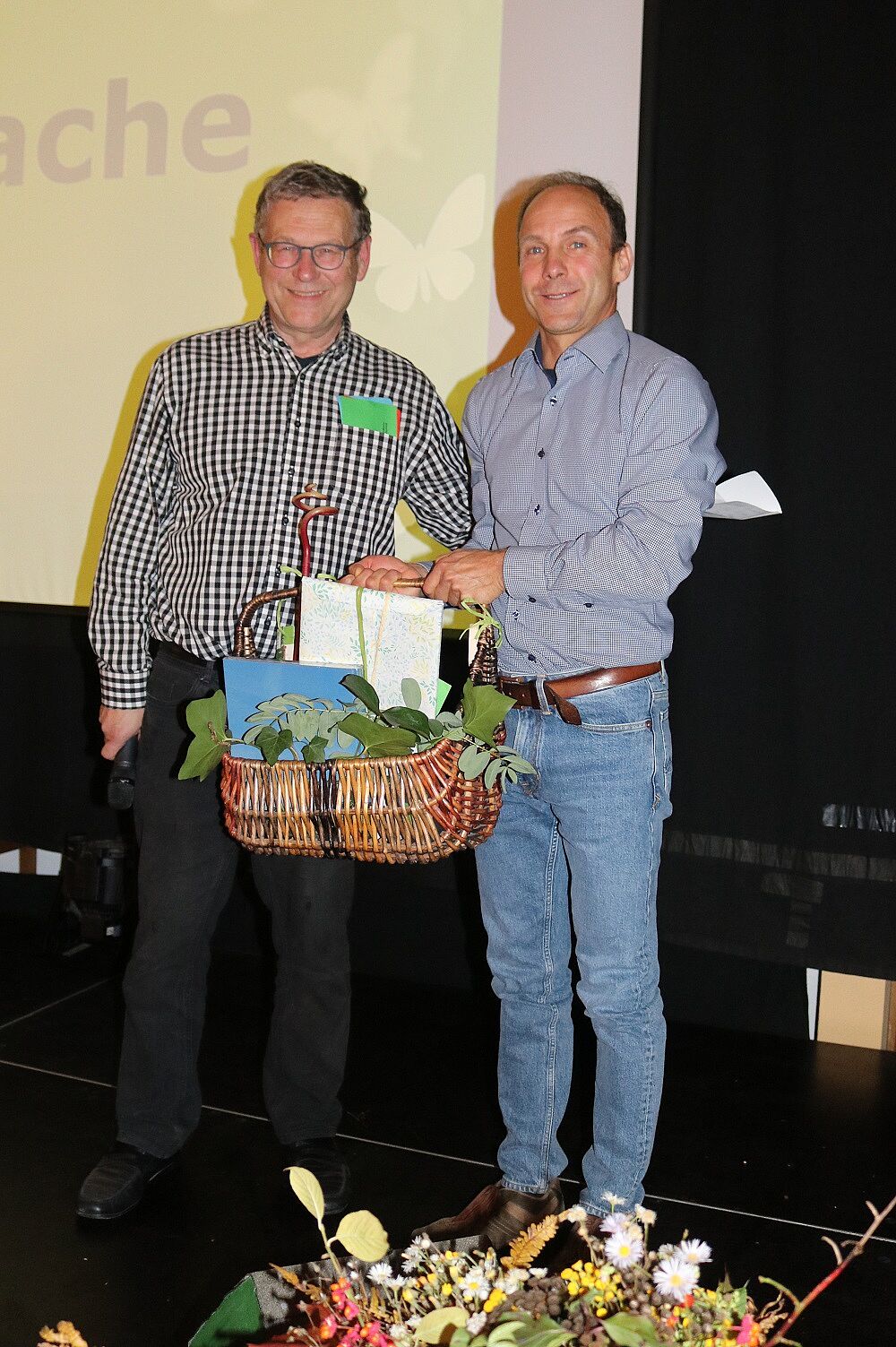 Der 2. BN-Vorsitzende Oliver Schneider überreicht Otto Heimbucher einen Präsentkorb der Kreisgruppe. Er enthält viele individuelle Aufmerksamkeiten, wie BN-Honig, BN-Apfelsaft und Stadtteilführer des BN. Der 2. BN-Vorsitzende Oliver Schneider überreicht Otto Heimbucher einen Präsentkorb der Kreisgruppe. Er enthält viele individuelle Aufmerksamkeiten, wie BN-Honig, BN-Apfelsaft und Stadtteilführer des BN.