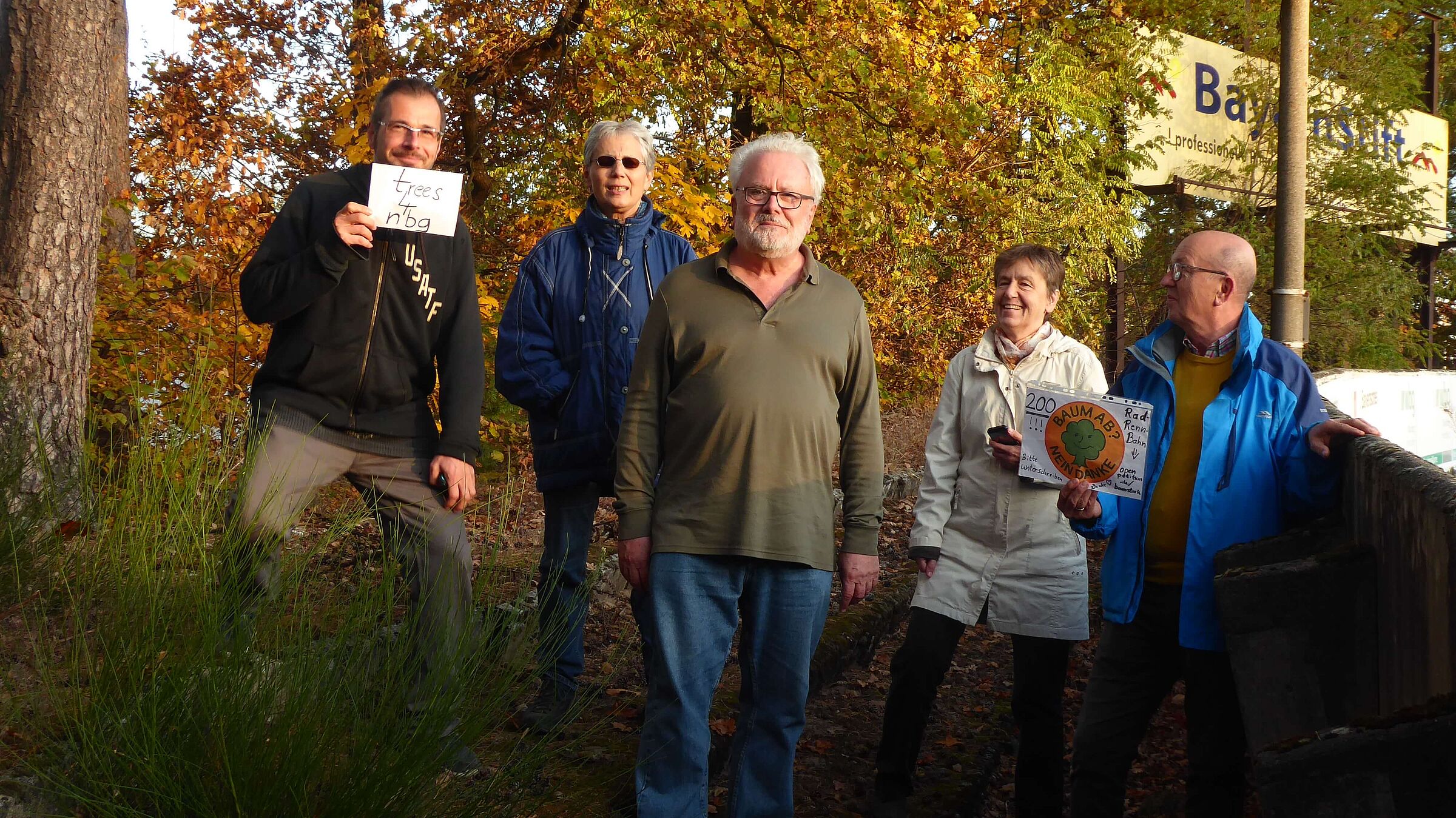 Unterstützer der Petition an der Radrennbahn