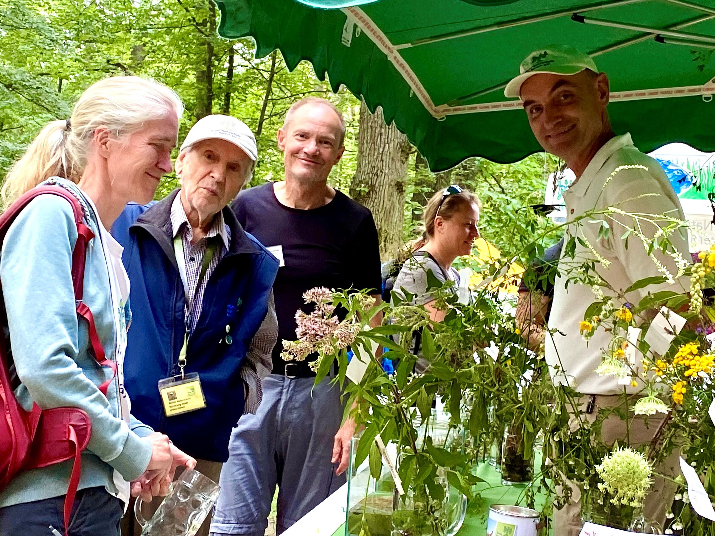 Artenschutzstand mit vielen Artenschützern (Foto: Hiltrud Gödelmann) Artenschutzstand mit vielen Artenschützern