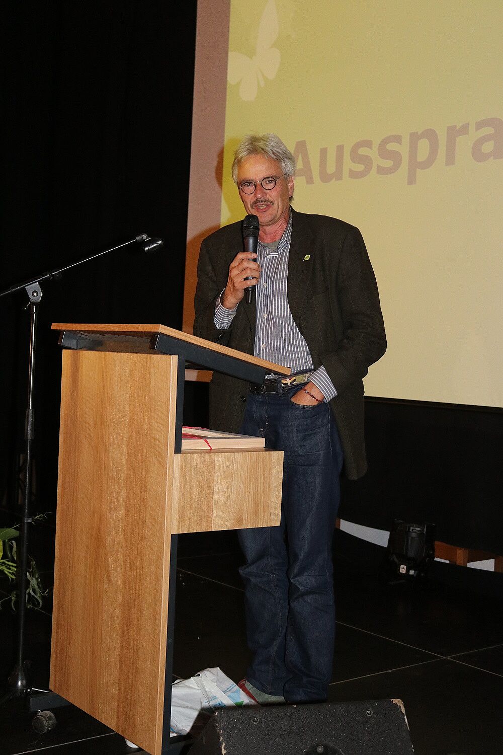 BN-Landesvorsitzender Richard Mergner bedankt sich bei Otto Heimbucher. BN-Landesvorsitzender Richard Mergner bedankt sich bei Otto Heimbucher.