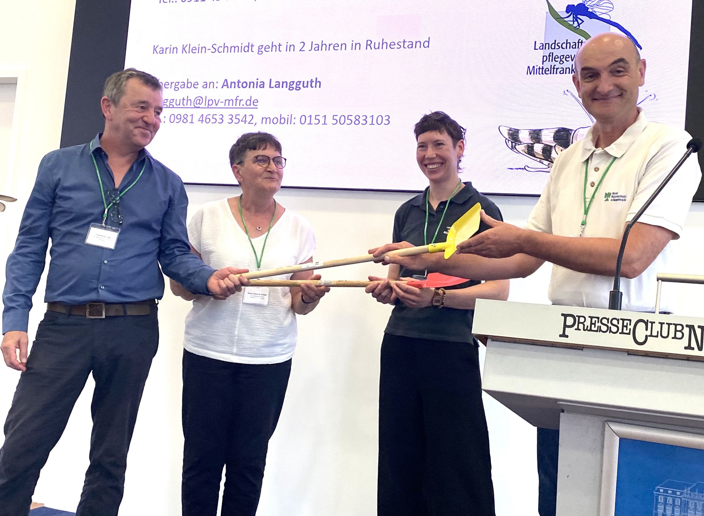 Übergabe der Sandschaufeln (Foto: Hiltrud Gödelmann) Übergabe der Sandschaufeln