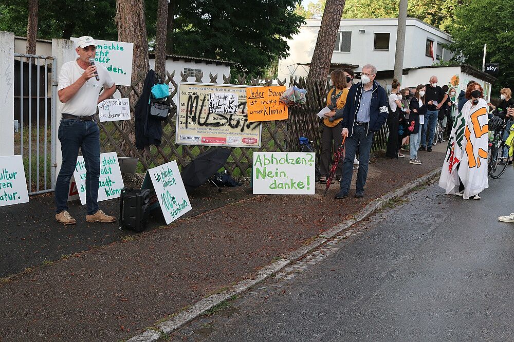Demo an der Radrennbahn