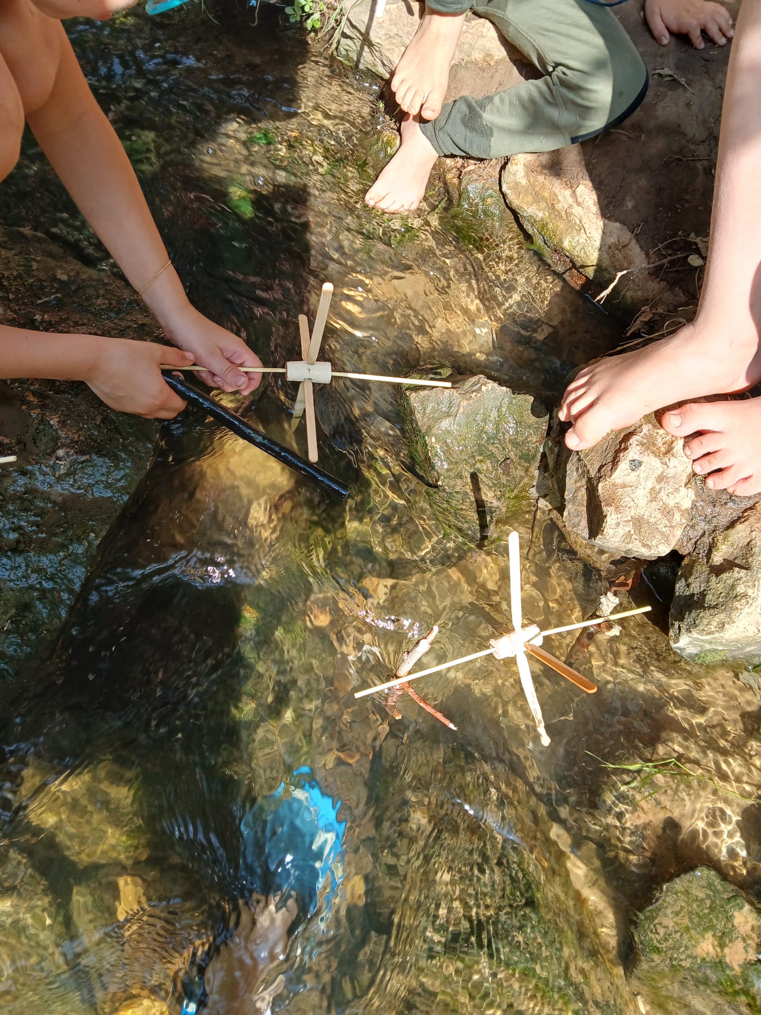 selbstgebastelte Wasserräder (Foto: Sabine Scherer) selbstgebastelte Wasserräder