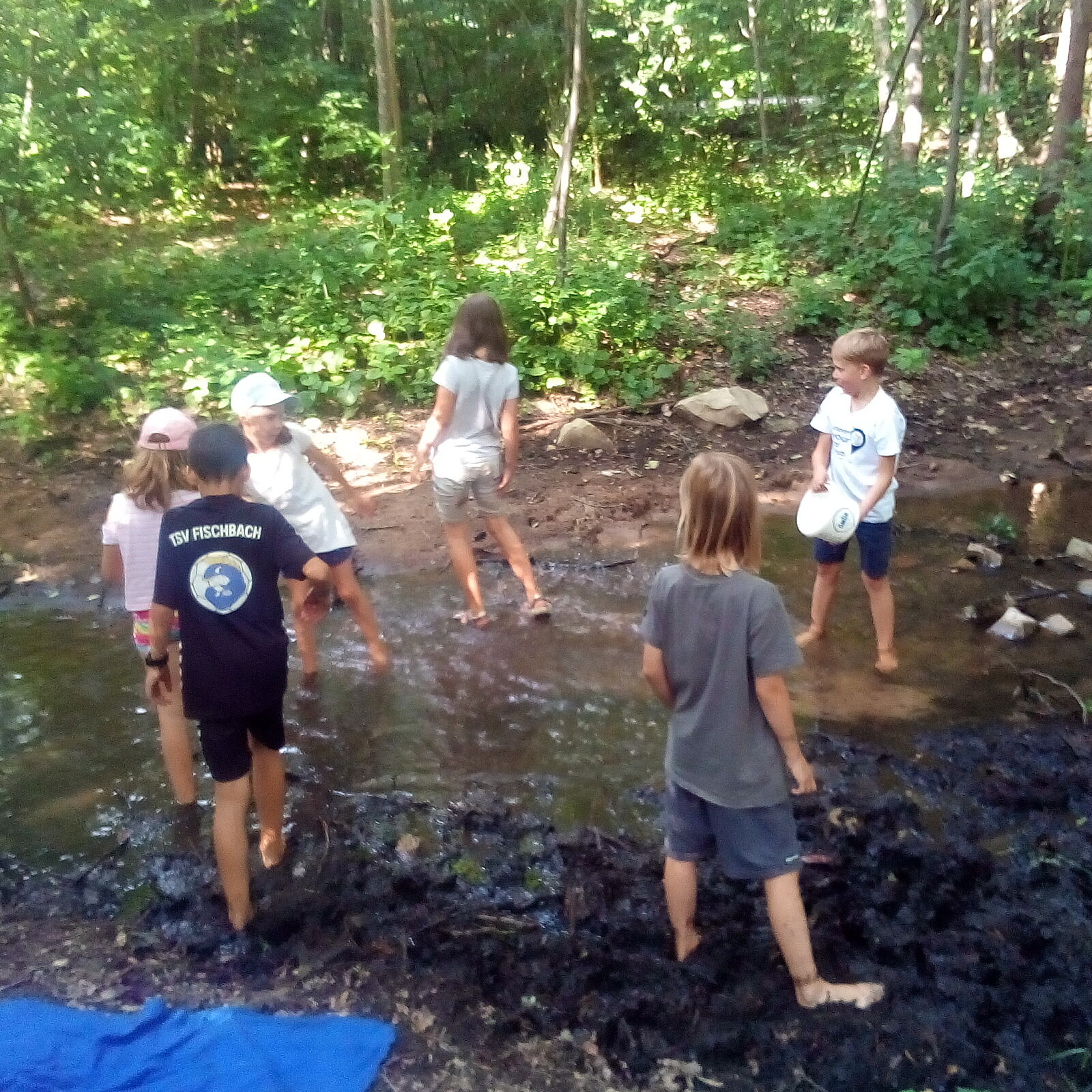 Keschern am Fischbach (Foto: Cornelia Rotter) Keschern am Fischbach