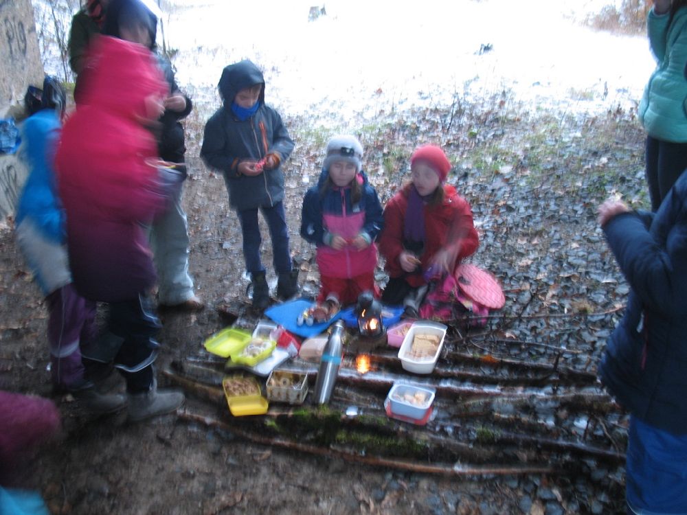Weihnachtspicknick mit Schneemannbau Weihnachtspicknick mit Schneemannbau