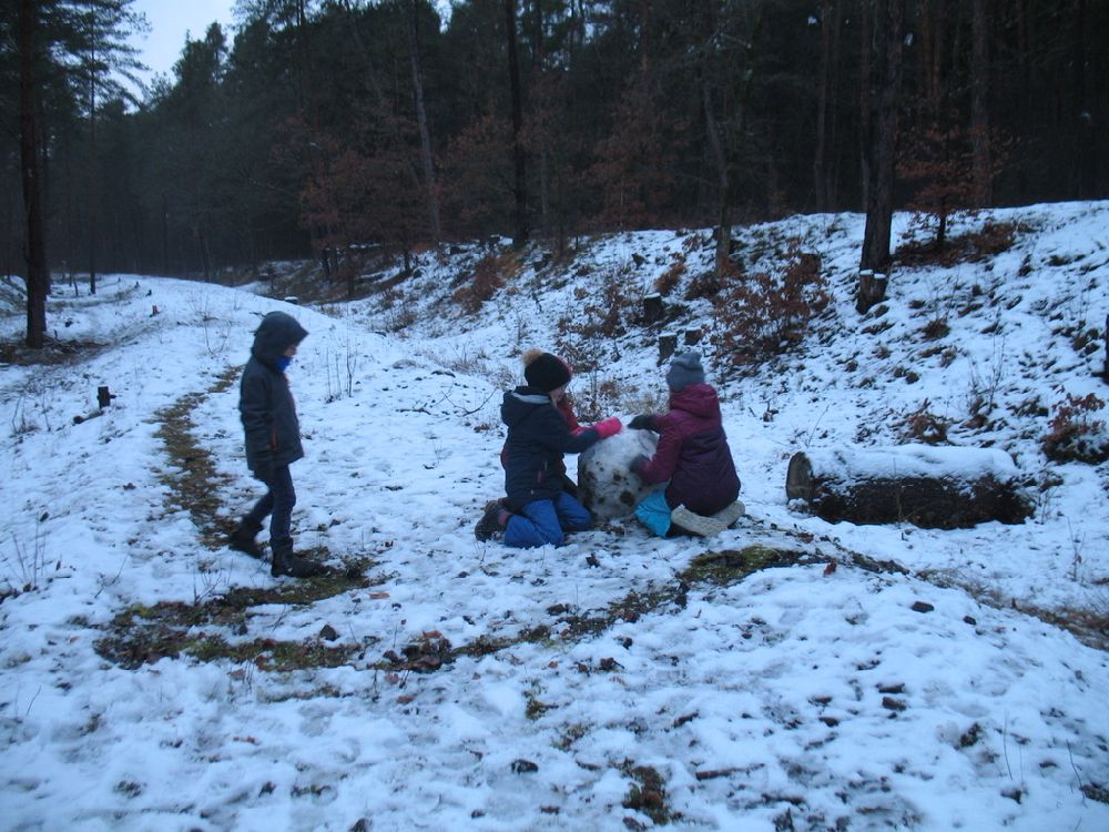 Weihnachtspicknick mit Schneemannbau Weihnachtspicknick mit Schneemannbau