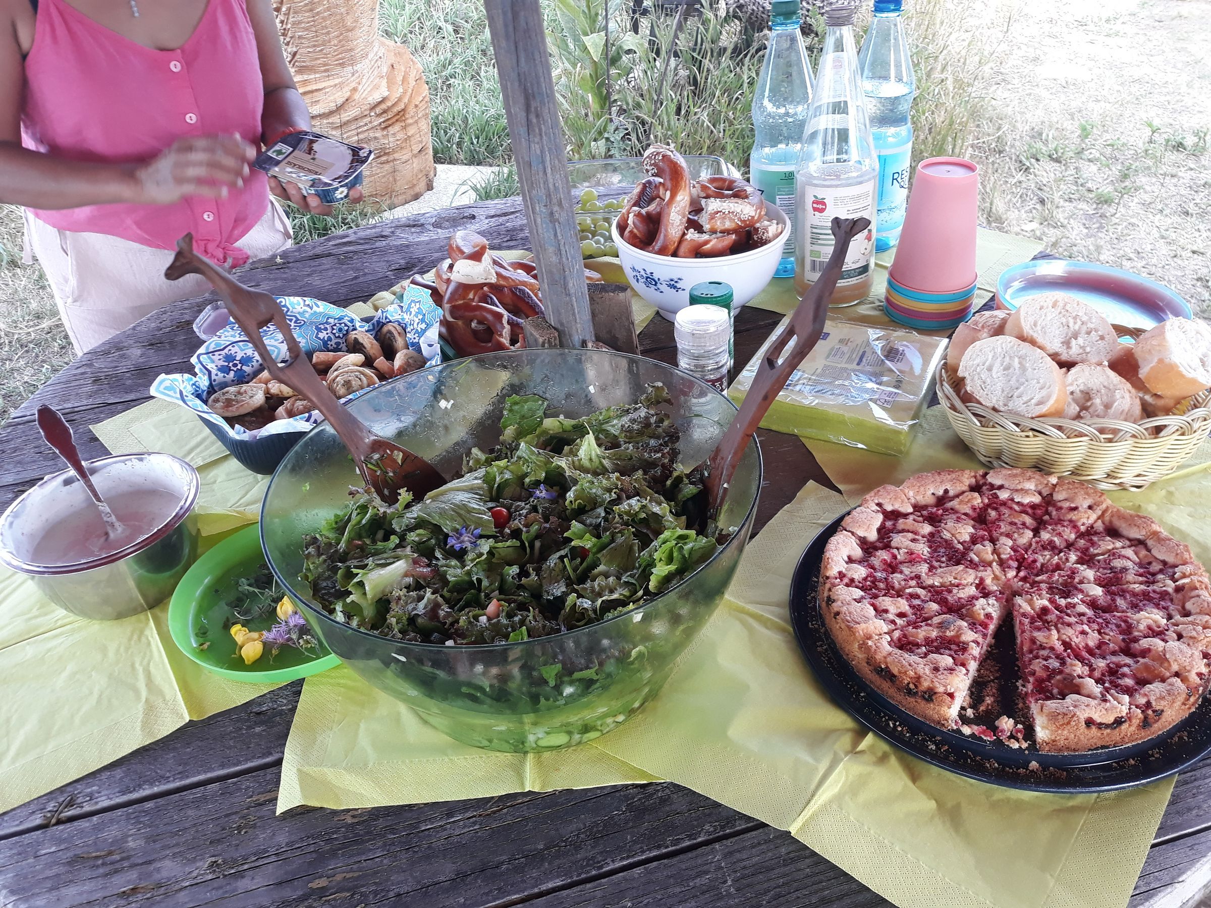 Buffet beim Sommerfest auf dem Kinderacker (Foto: Cornelia Rotter) Buffet beim Sommerfest auf dem Kinderacker