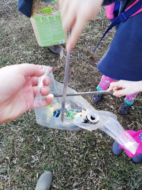 Müllsammlung mit Stöcken