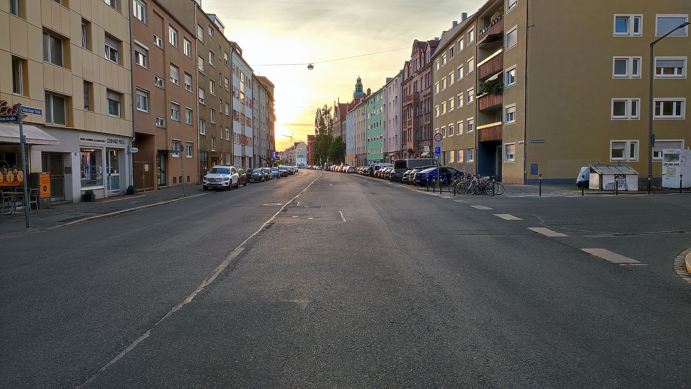 Die Schnieglinger Str. zwischen Kirschgartenstraße und Adelgundenstraße. An der breitesten Stelle würden nebst Parkplätzen rechts und links schätzungsweise noch weitere 5 PKW aneinander vorbeipassen. Dabei handelt es sich um eine in jede Richtung einspurige 30er-Zone. Für Straßenbäume oder Fahrradwege scheint kein Platz zu sein. Außerdem verleitet die breite Straße zum Rasen.