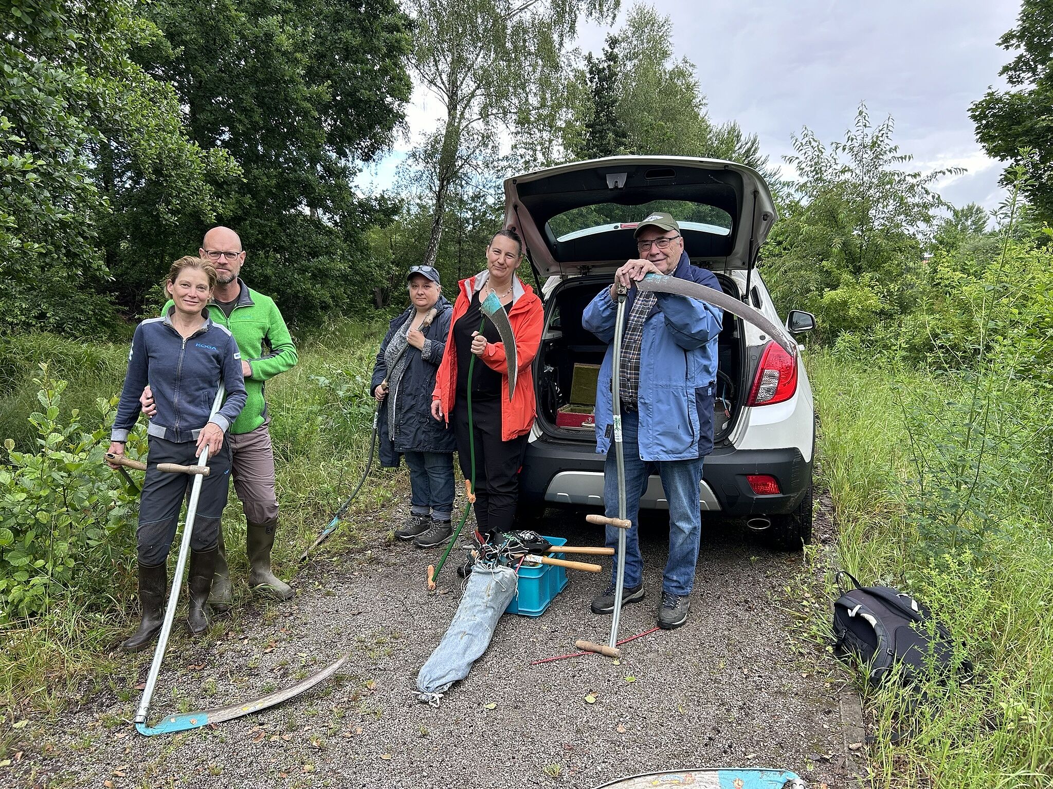 Teilnehmer des Sensenmähkurses (Foto: Ingo Klose) Teilnehmer des Sensenmähkurses