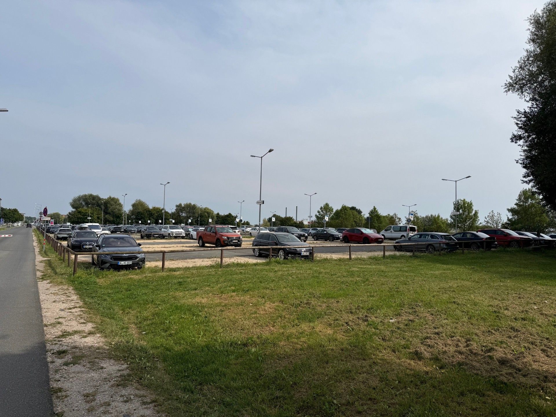 leerer Parkplatz am Flughafen