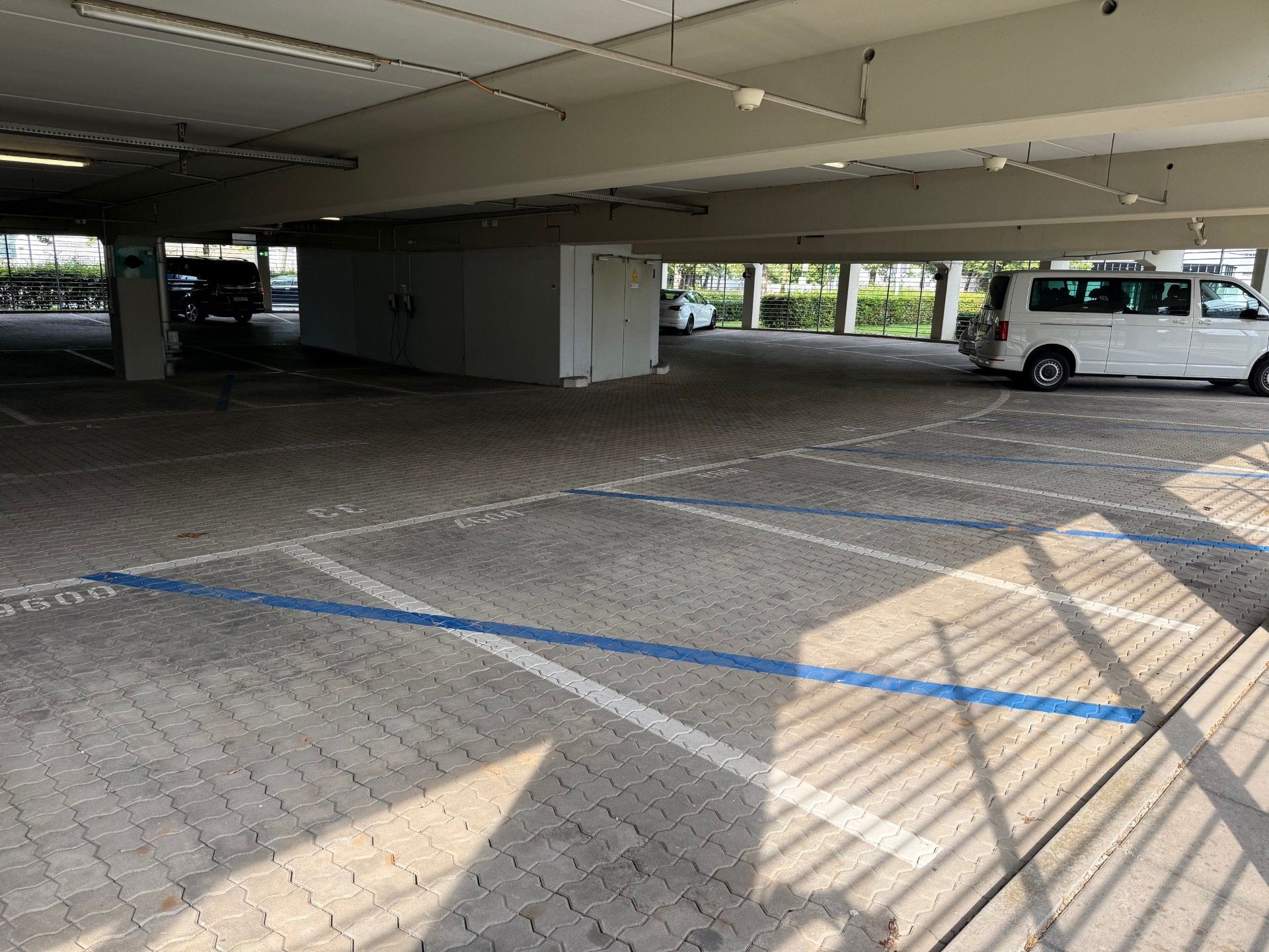 leeres Parkhaus am Flughafen