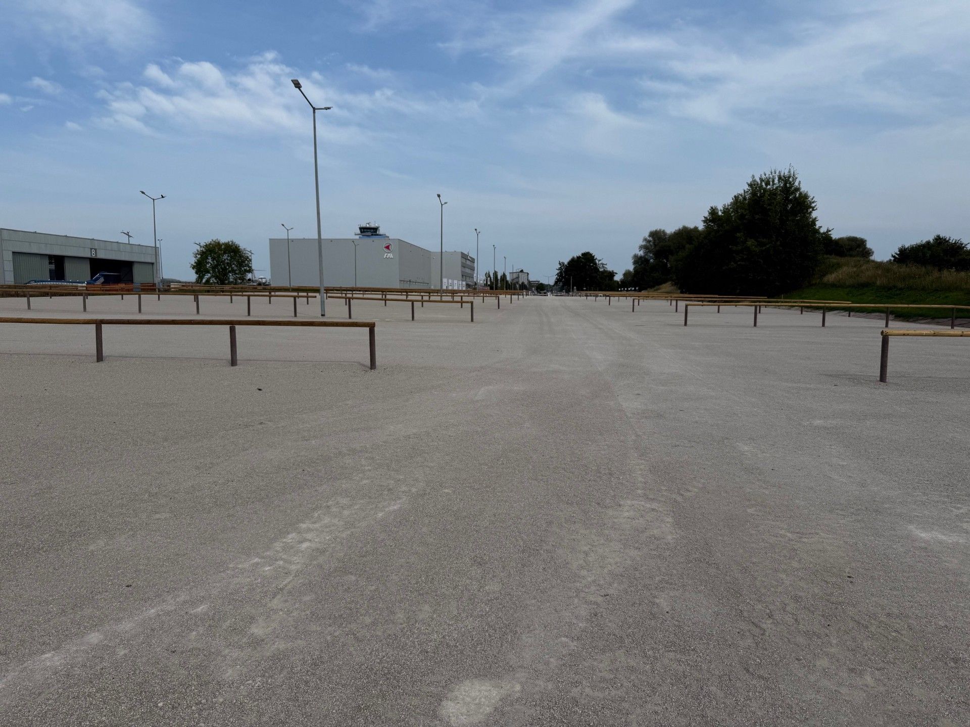 neuer Parkplatz am Flughafen