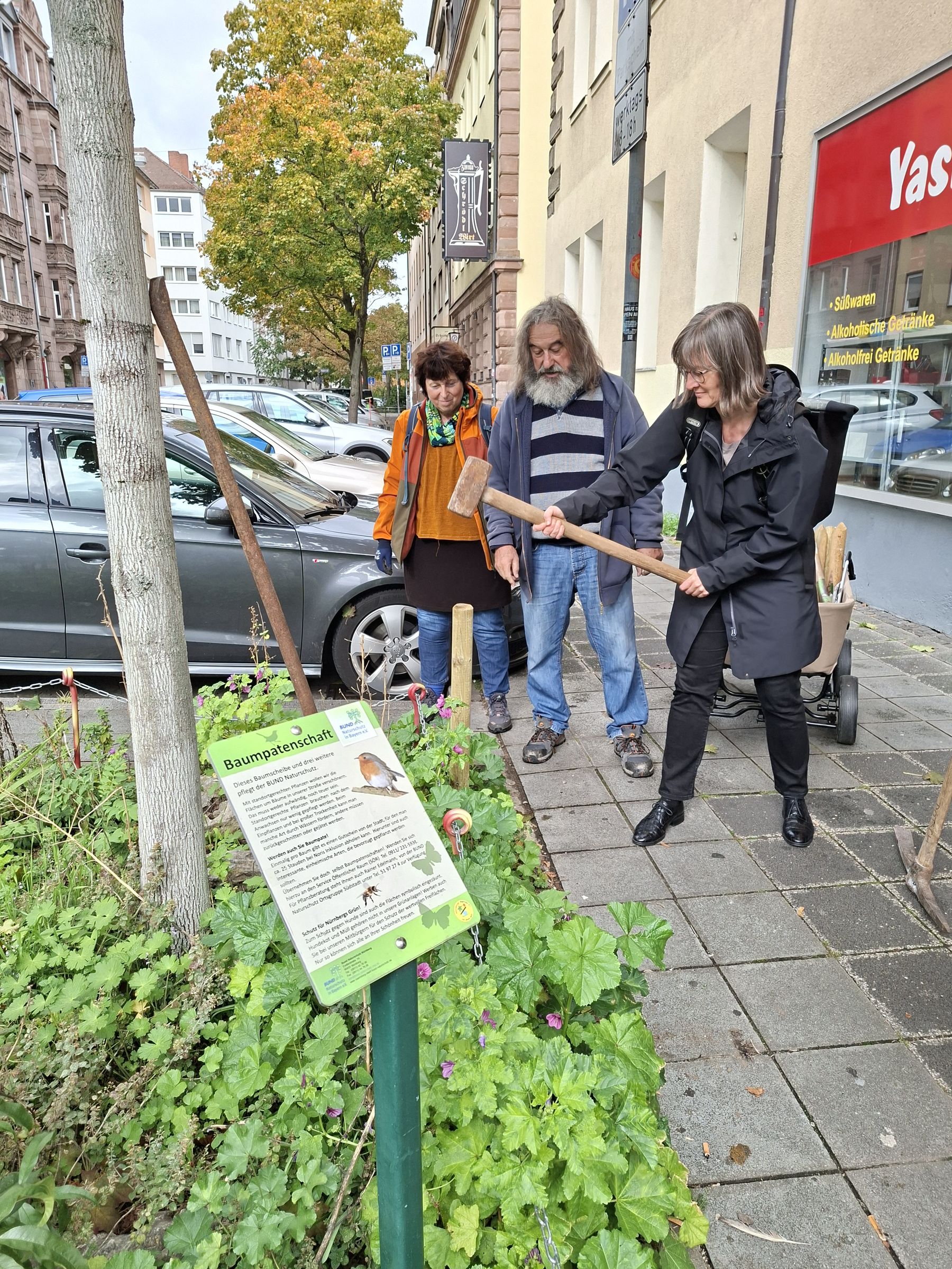 Umwelreferentin Britta Walthelm beim Aufstellen eines Kippenfressers