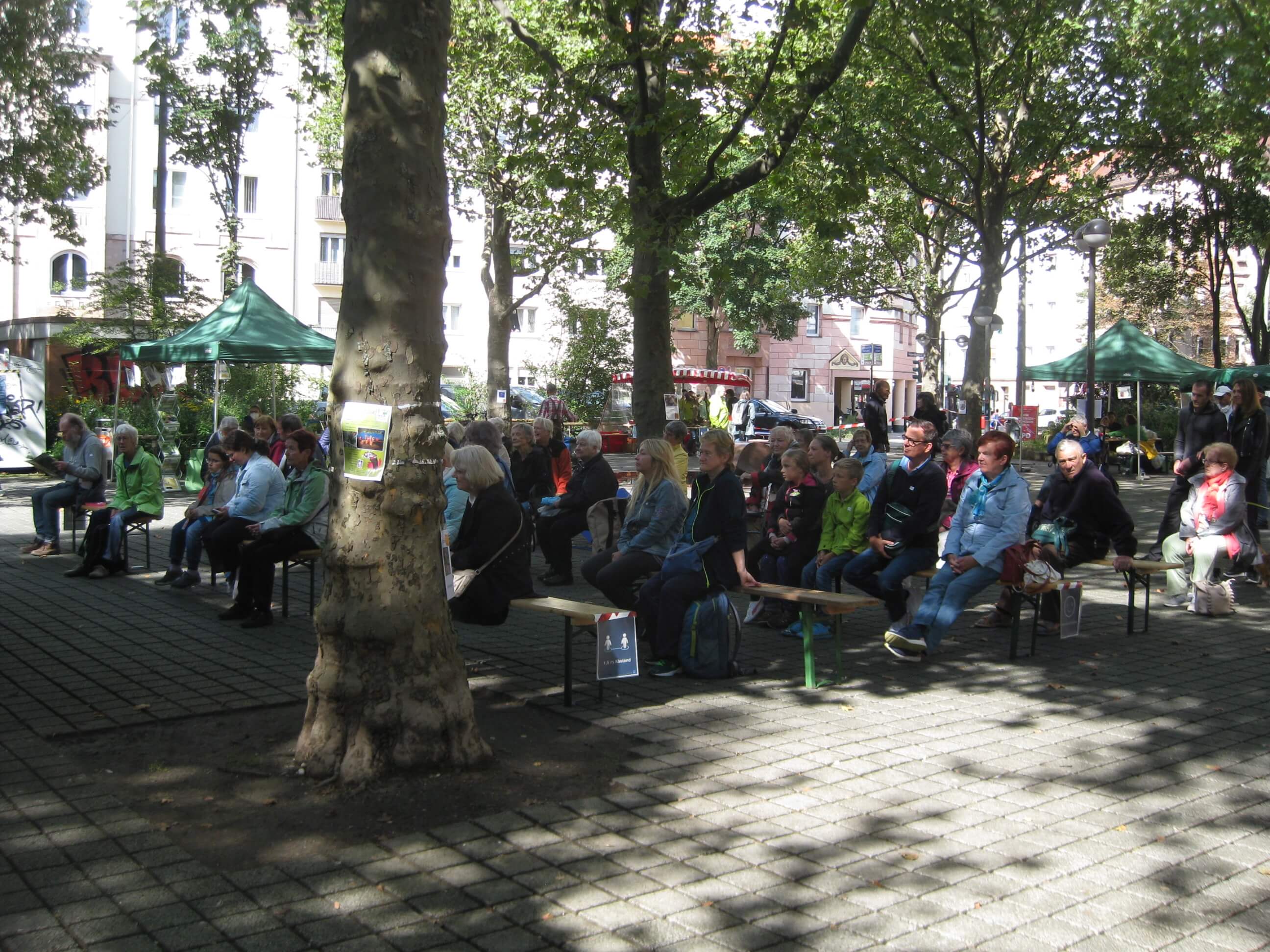 vollbesetzte Zuschauerplätze