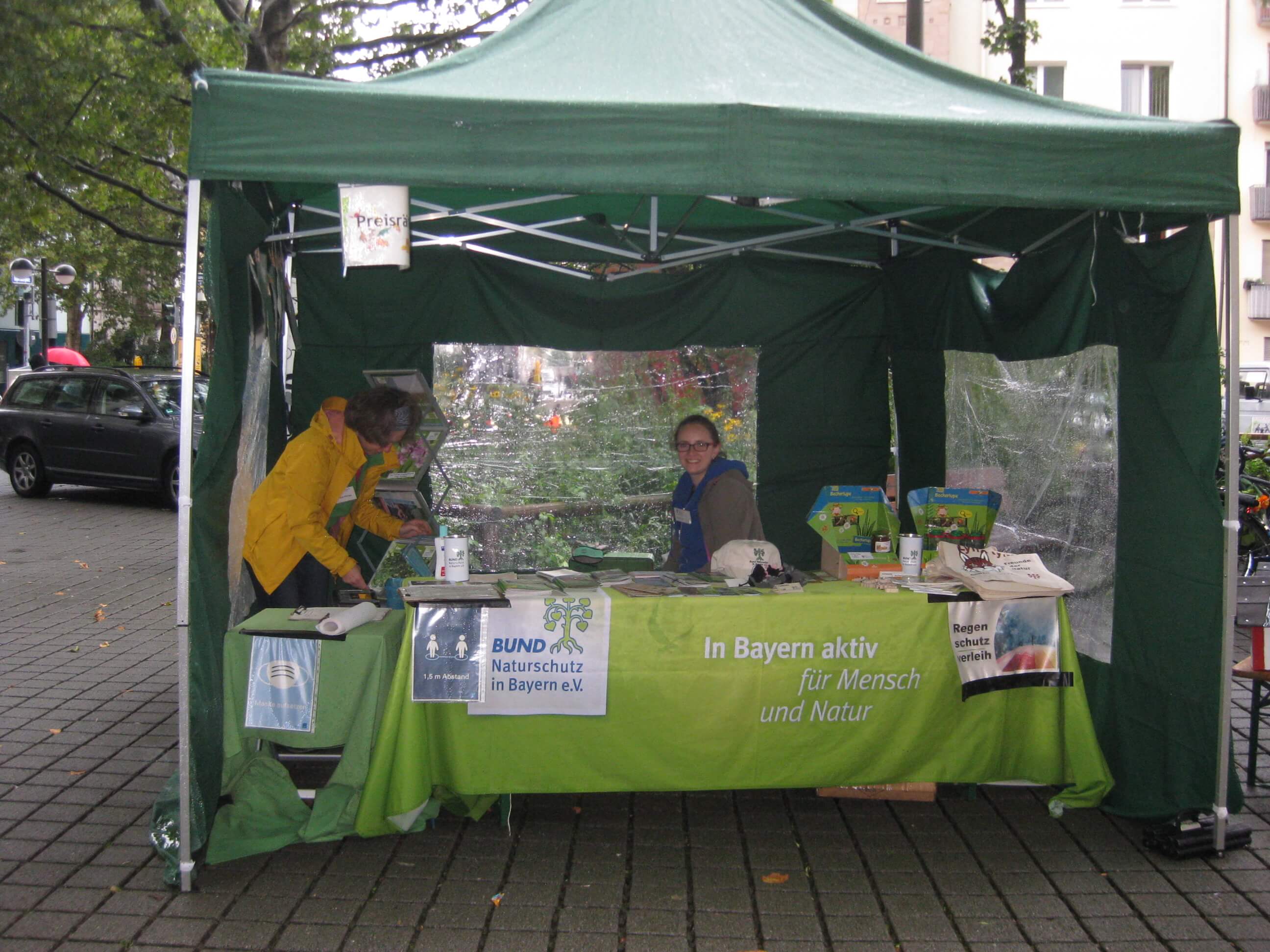 Infostand im Regen