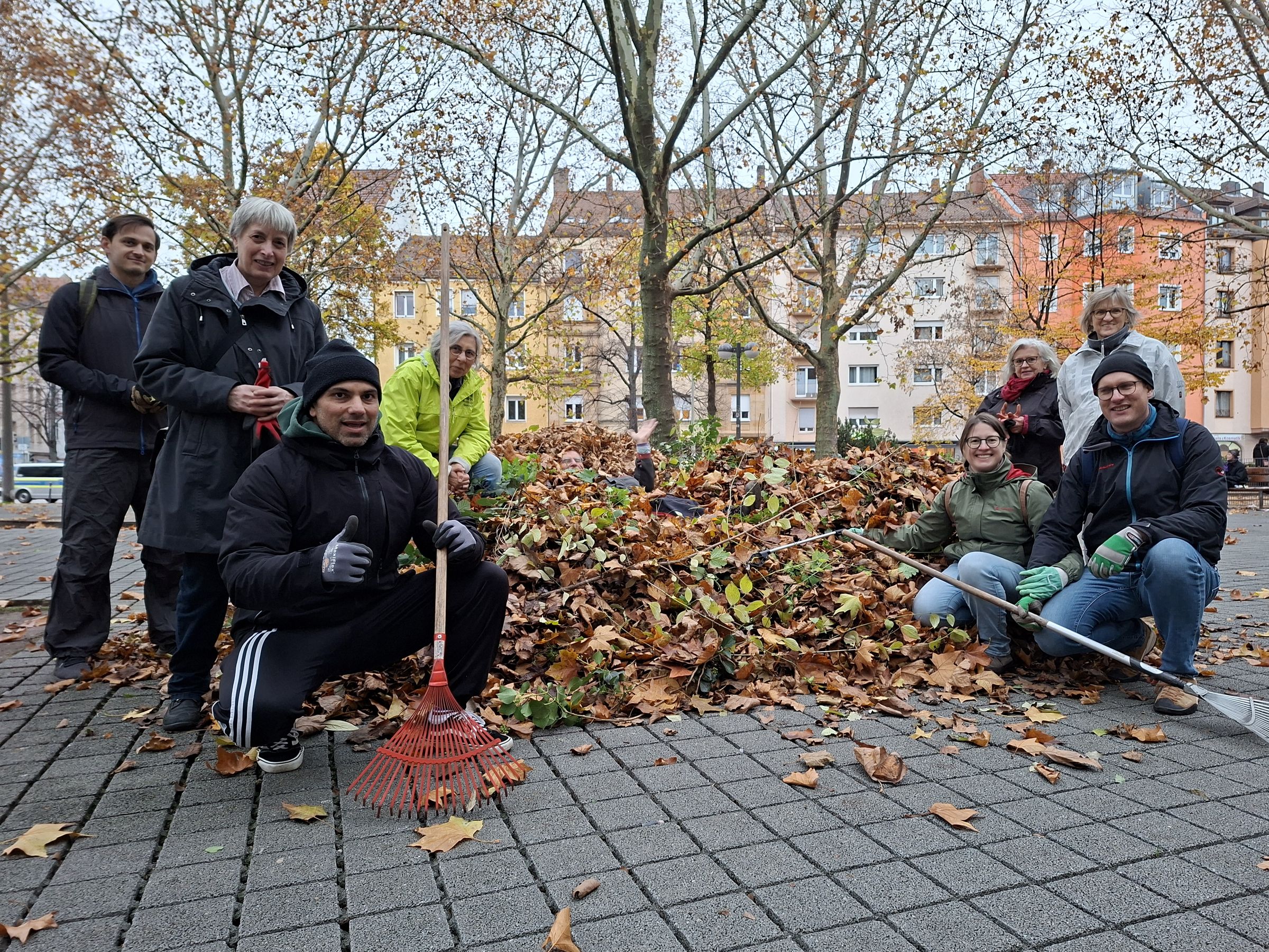 Gruppenfoto mit Blätterlager