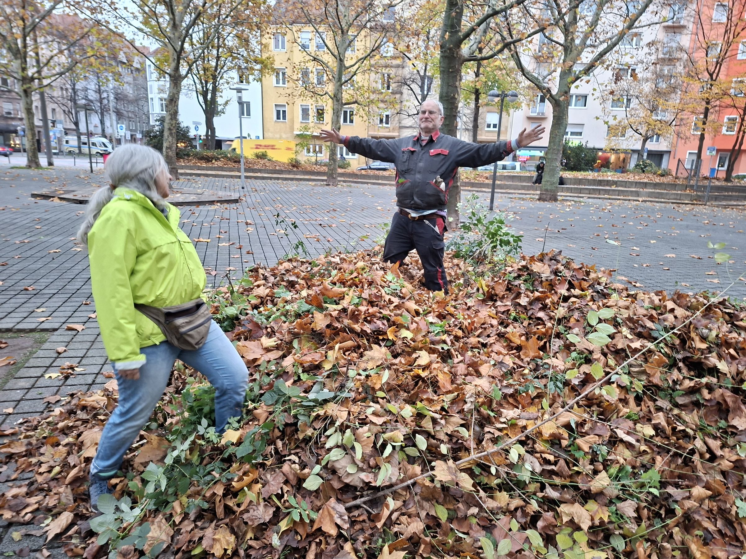 Blätterlager mit Ortsgruppensprecher