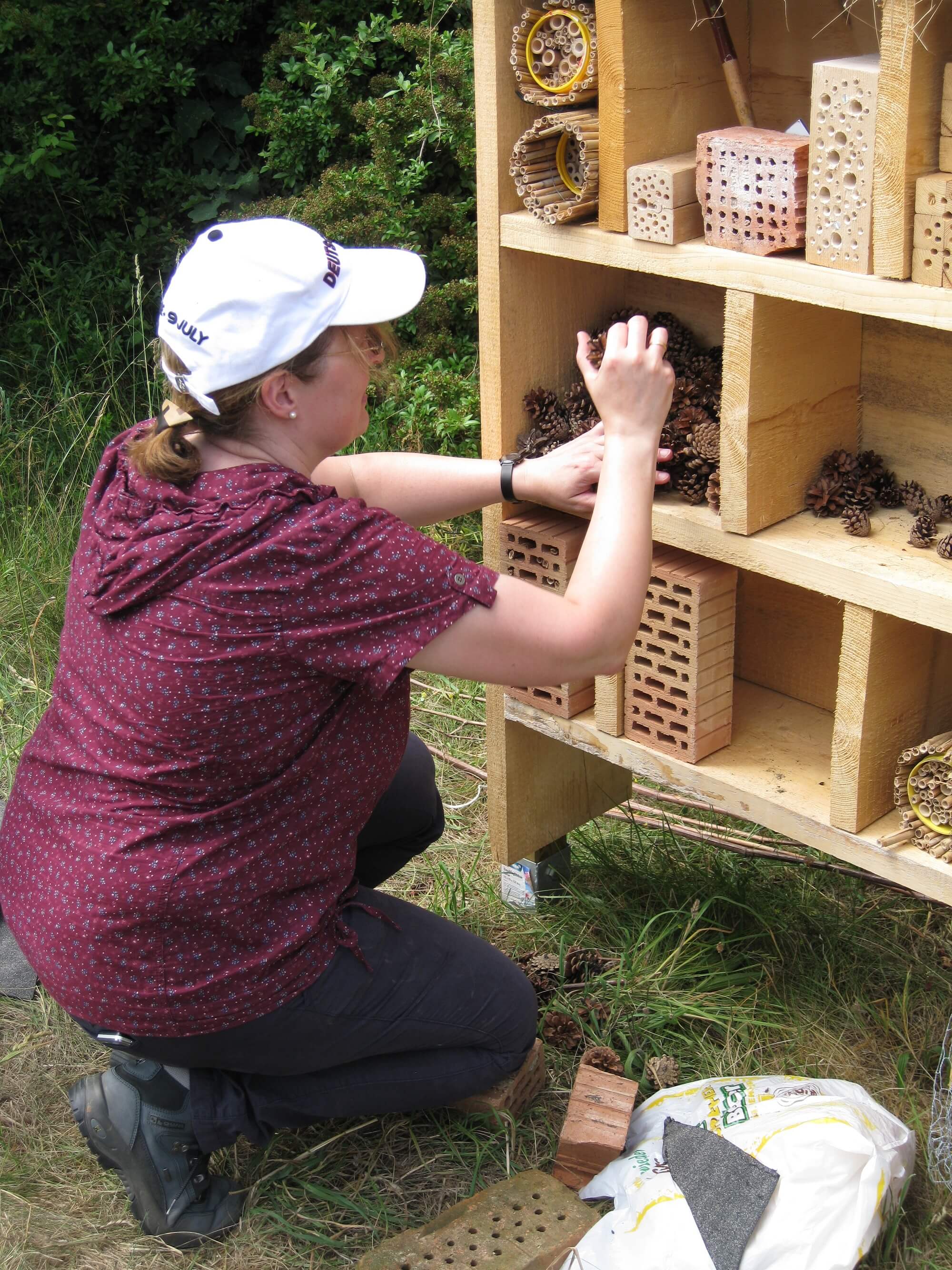 Das Insektenhotel wird fachmännisch befüllt.