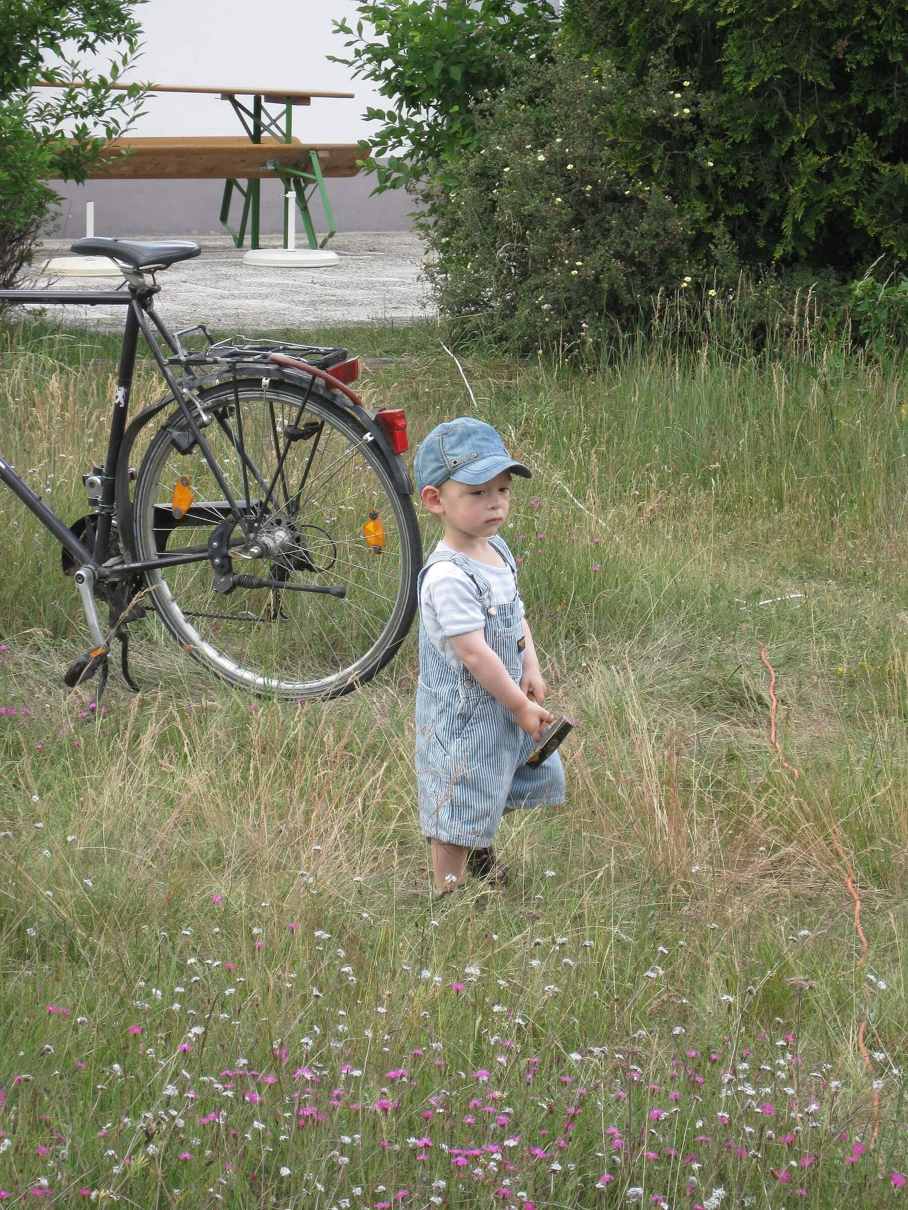Die Kleinsten sind auch schon tatkräftig dabei.