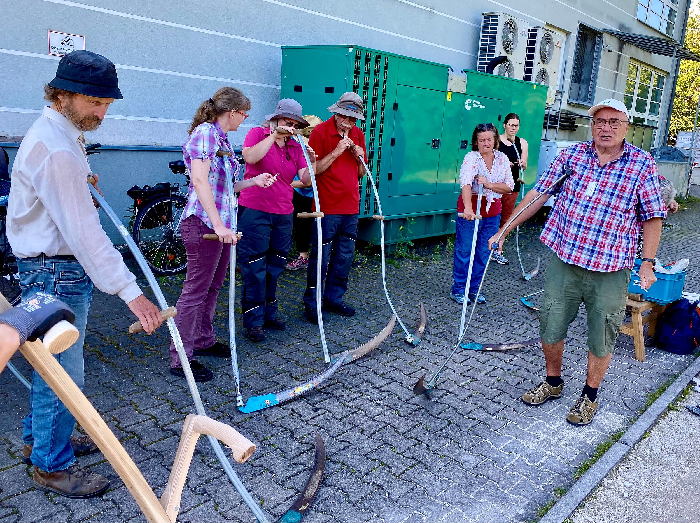 Sensenmähkurs Ziegelstein 2023 (Foto: Hiltrud Gödelmann) Sensenmähkurs Ziegelstein