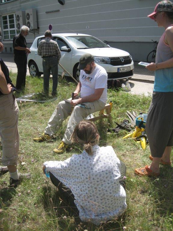 Auch das professionelle Dengeln wird erklärt ...