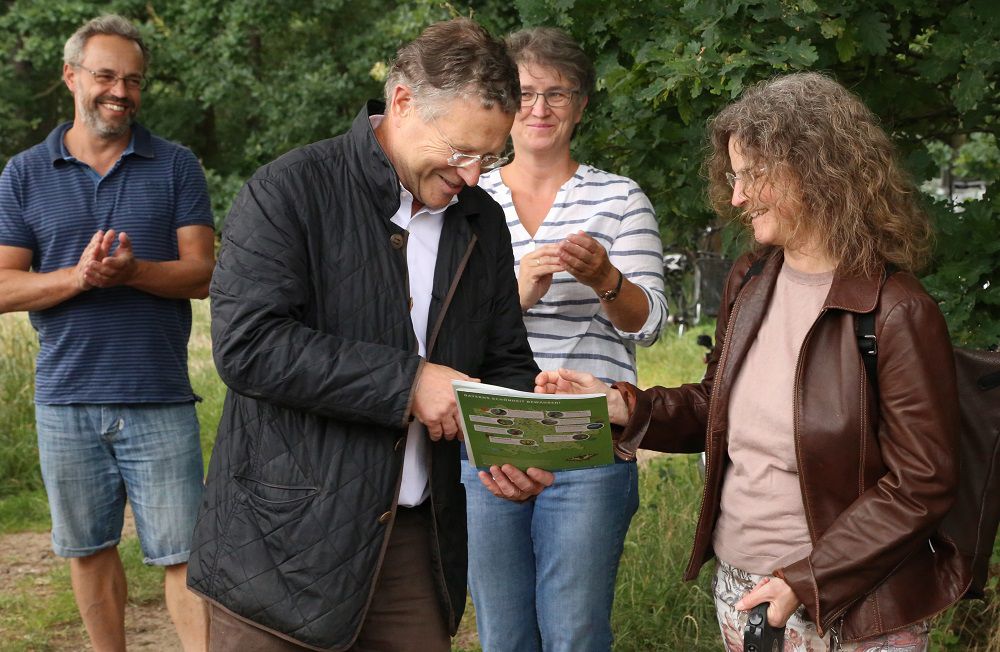 BN-Vorsitzender Dr. Otto Heimbucher überreicht eine Dankesurkunde an eine Großspenderin über 5.000 €