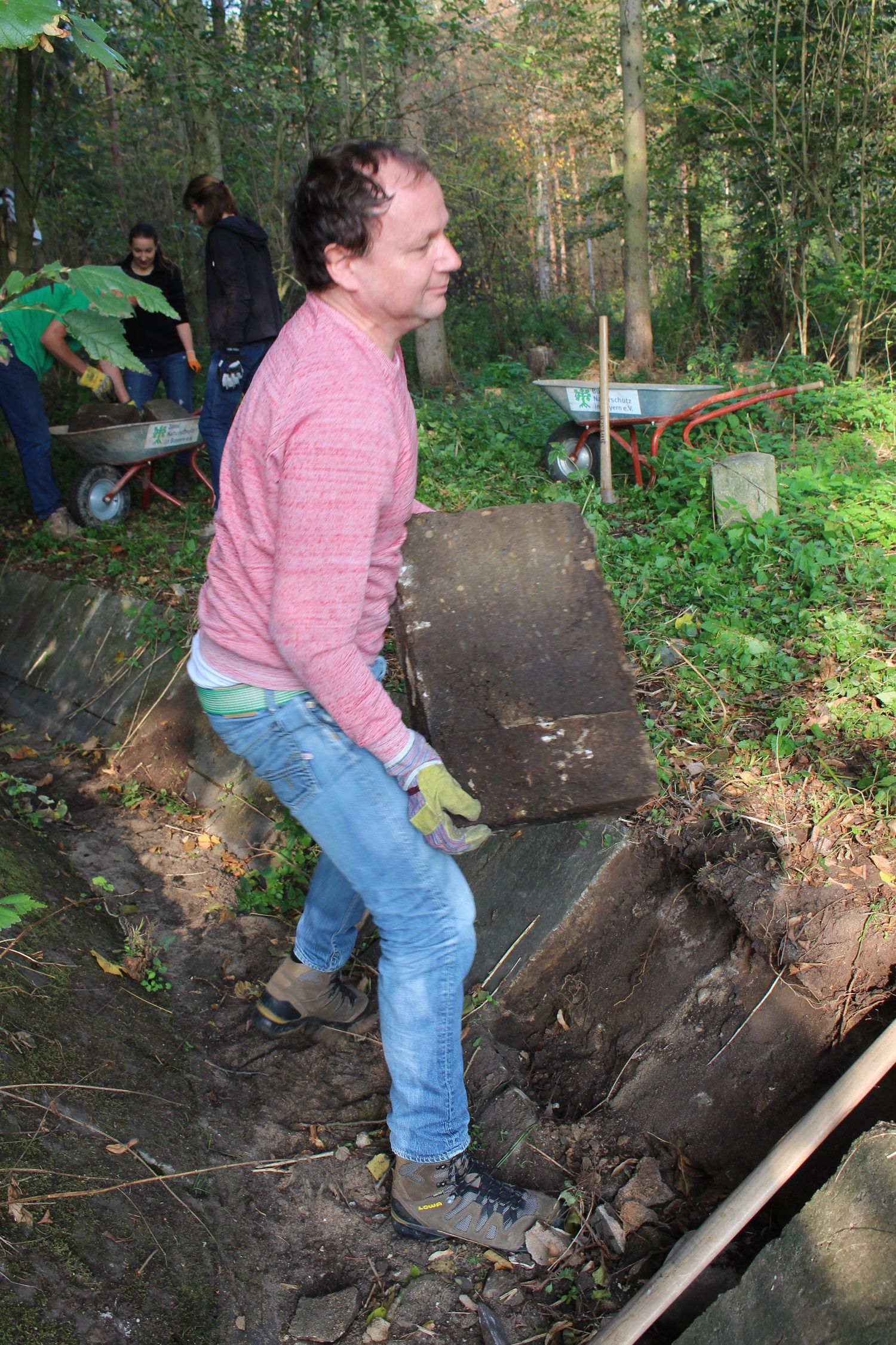 Entfernen einer Betonplatte Entfernen einer Betonplatte