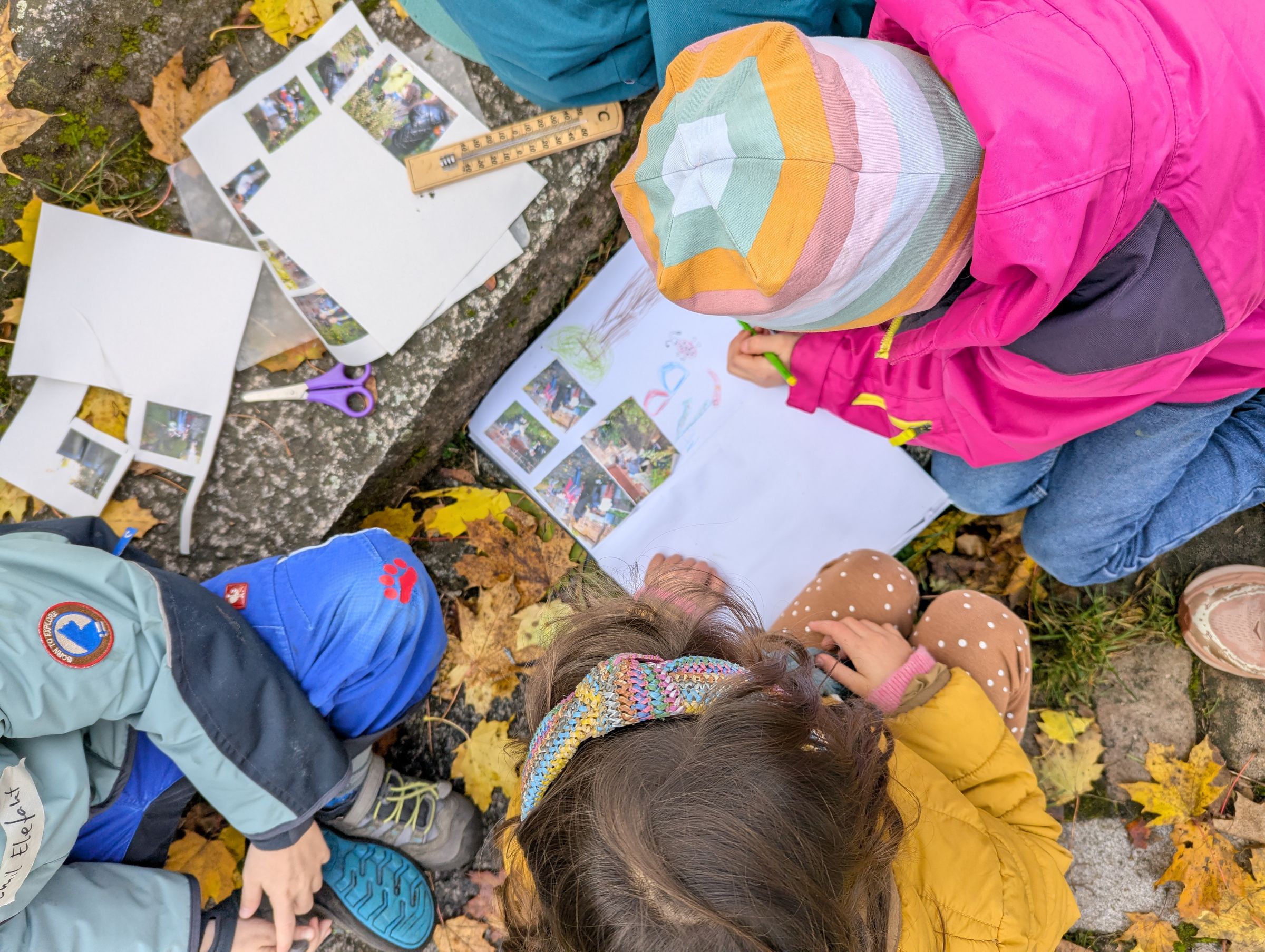 Kinder mit Mauertagebüchern (Foto: Andrea Reif) Kinder mit Mauertagebüchern