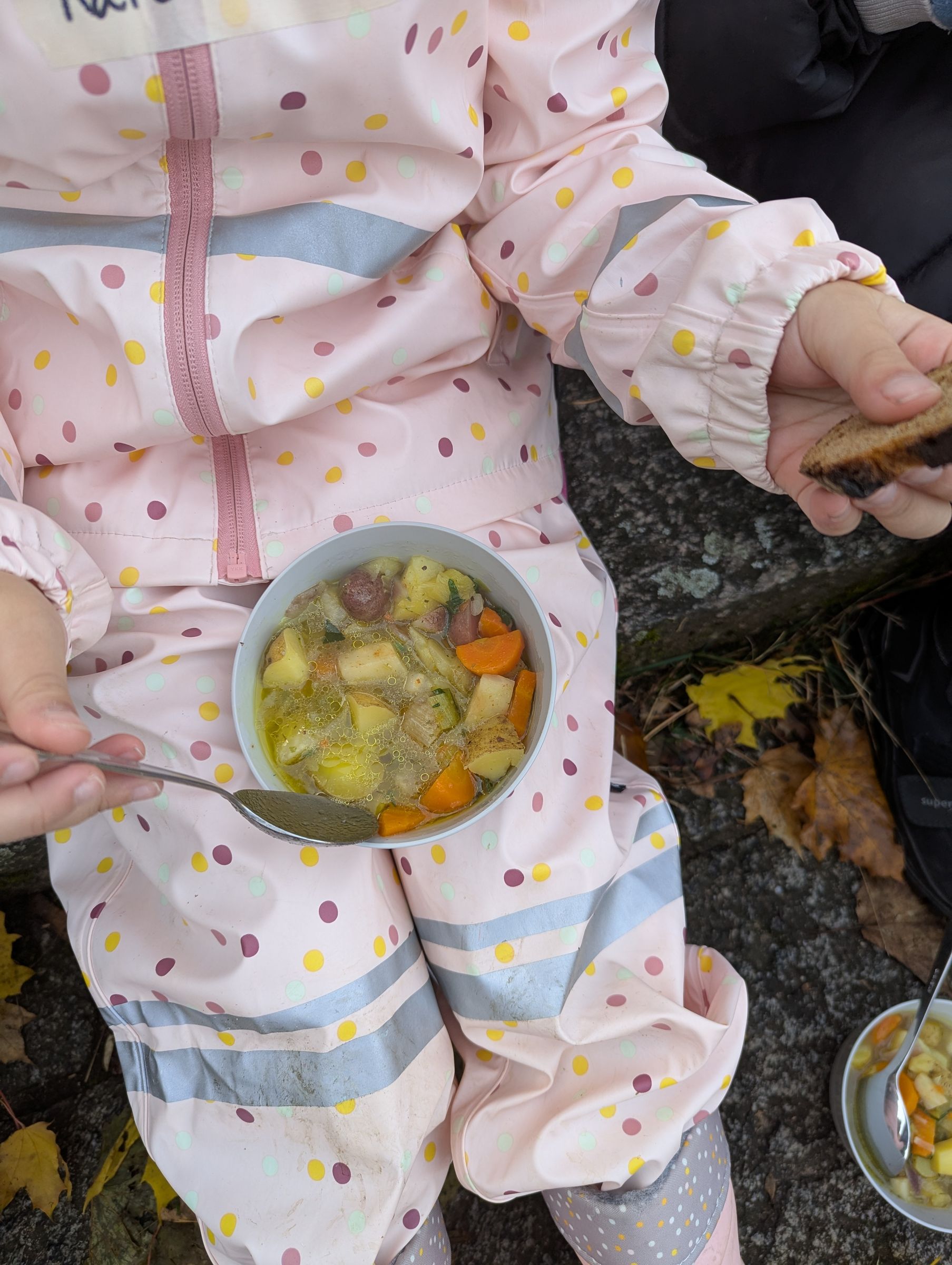 Kind mit Kartoffelsuppe (Foto: Andrea Reif) Kind mit Kartoffelsuppe