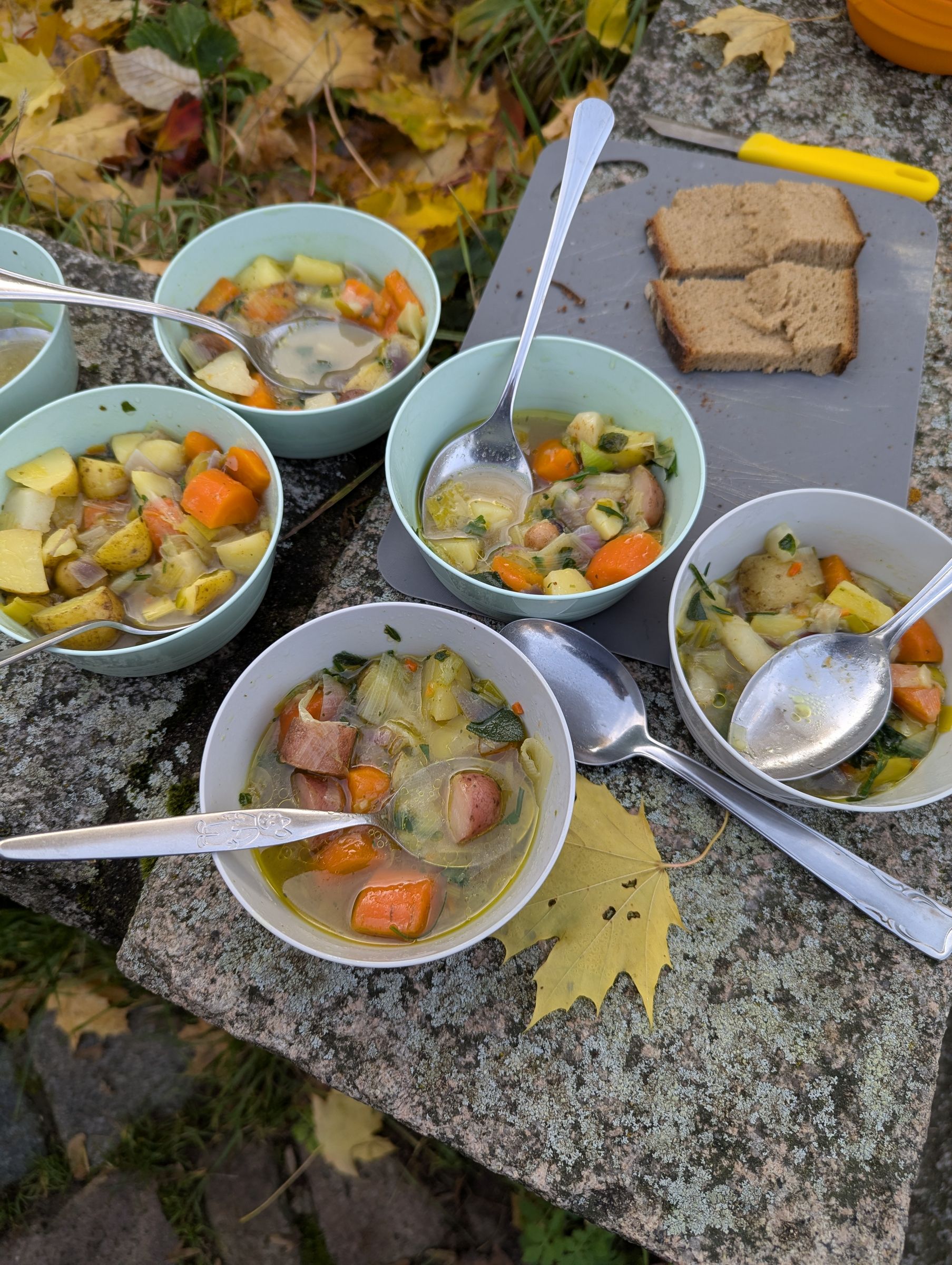 Schüsseln mit Kartoffelsuppe (Foto: Andrea Reif) Schüsseln mit Kartoffelsuppe