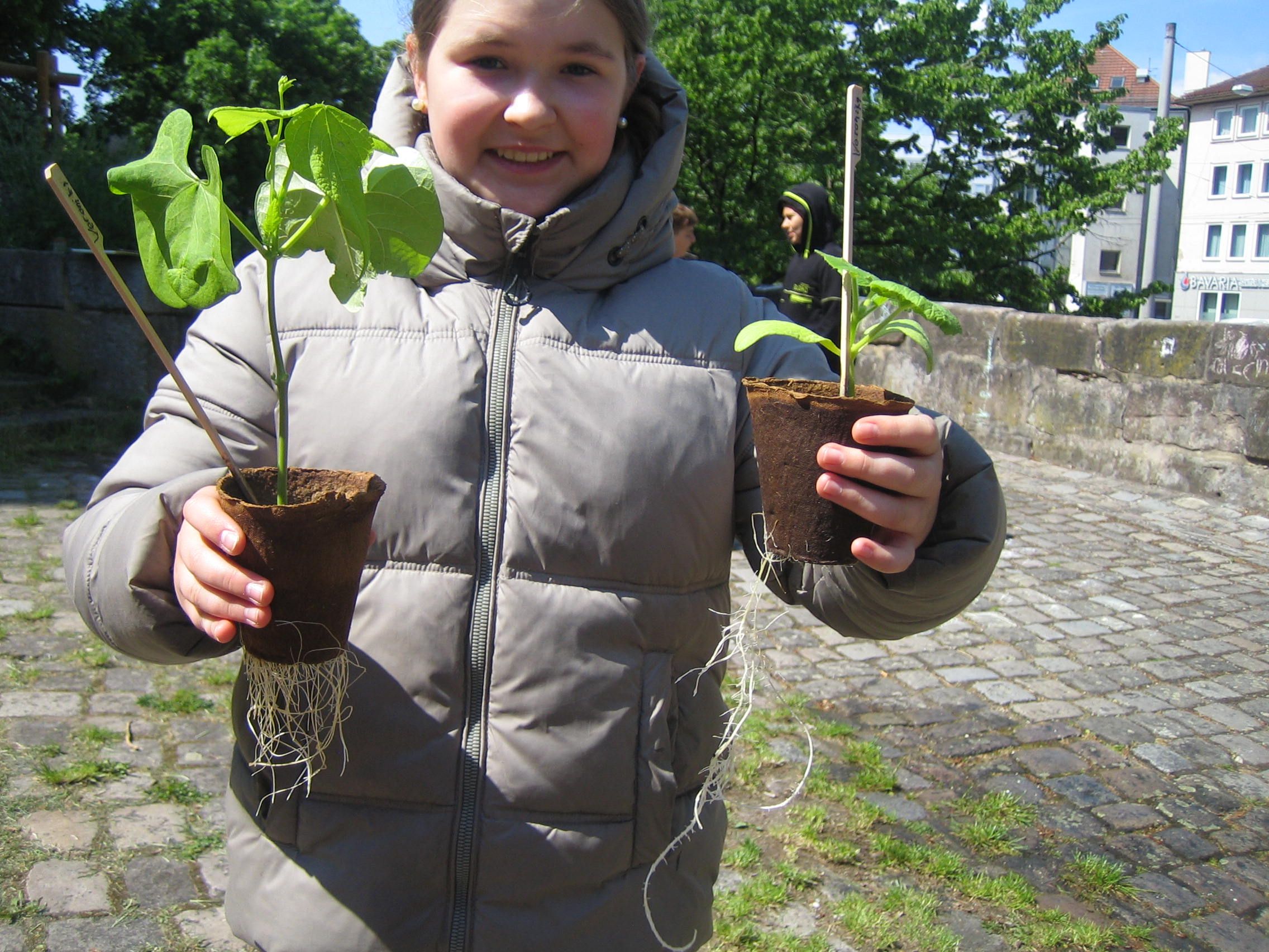 Kind mit Pflänzchen