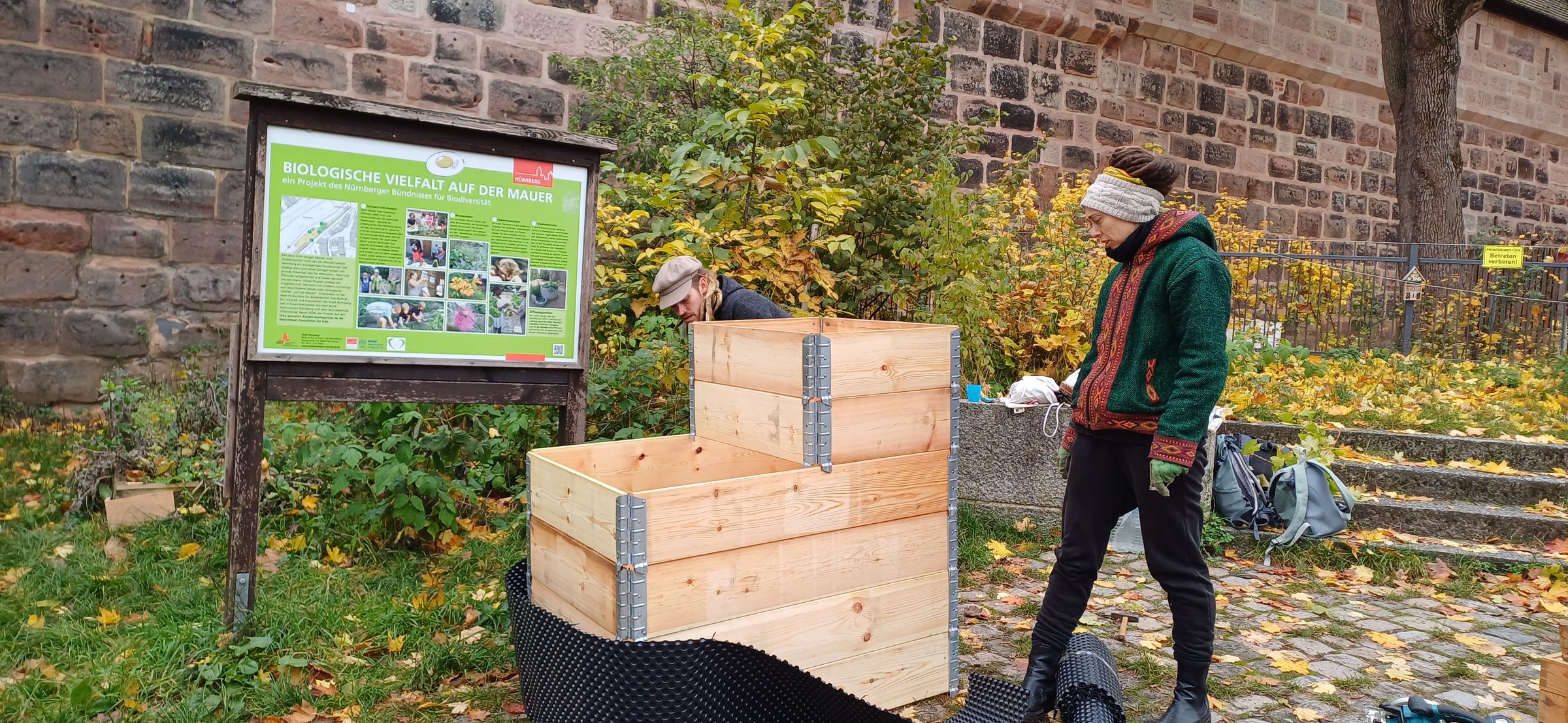 Palettenbeete entstehen (Foto: Sonja Moises) Palettenbeete entstehen