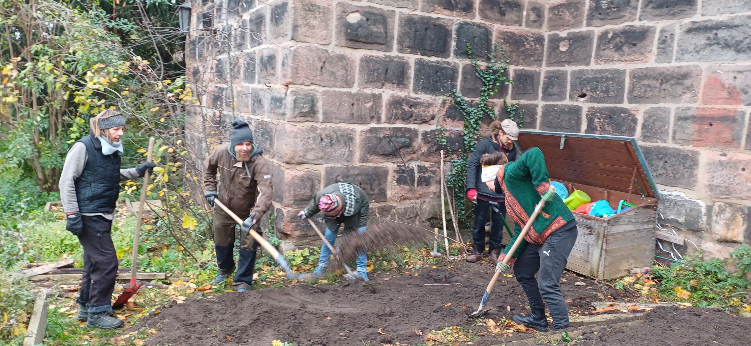 Mauer-Team bei der Arbeit (Foto: Sonja Moises) Mauer-Team bei der Arbeit