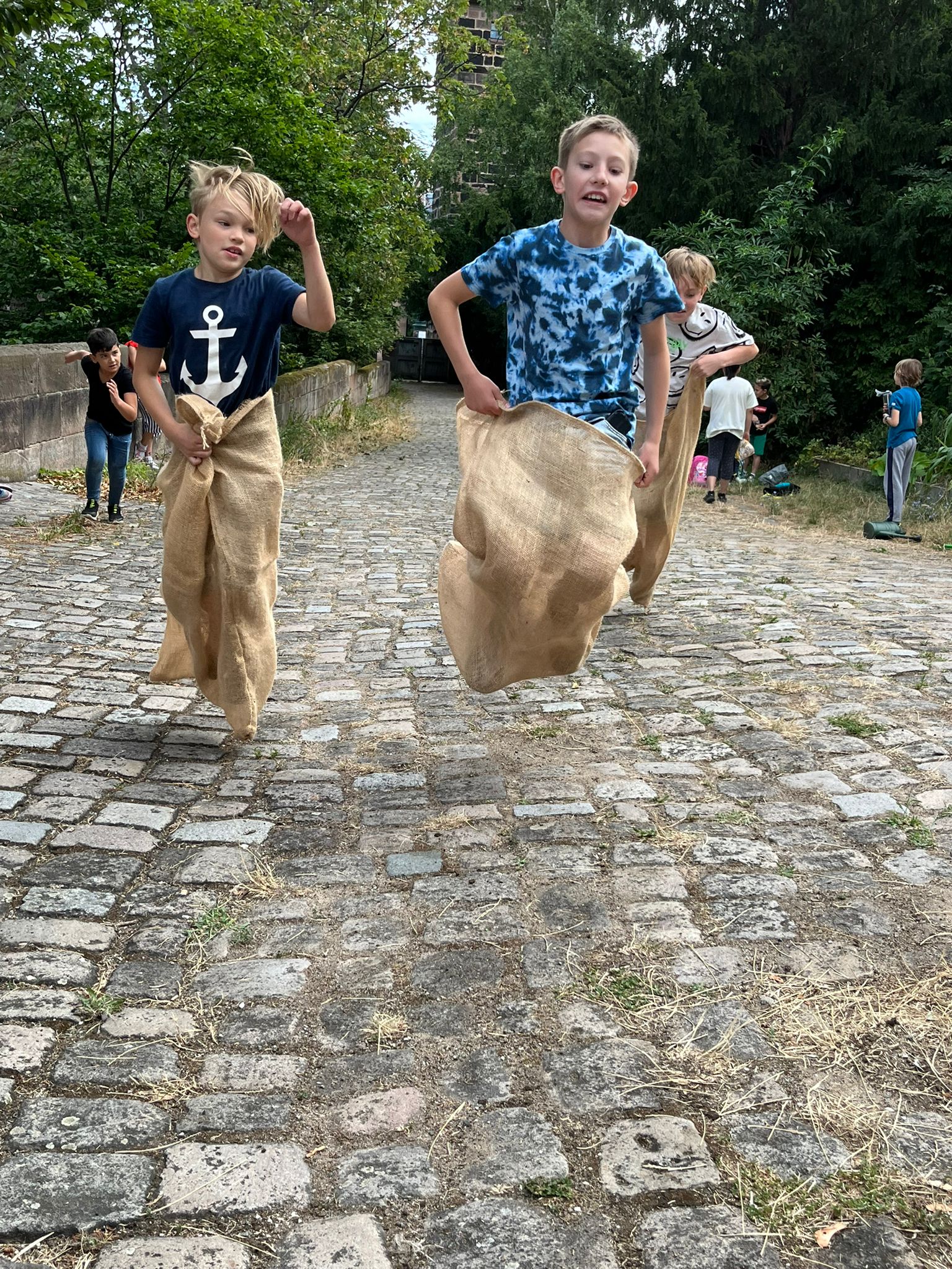 Sackhüpfen beim Sommerfest