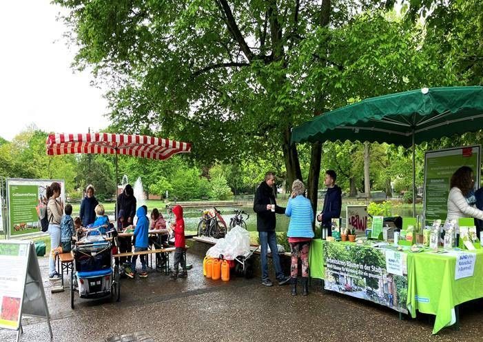 Infostand des des Arbeitskreises Bäume in der Stadt (Foto: Antje Männel) Infostand des des Arbeitskreises Bäume in der Stadt