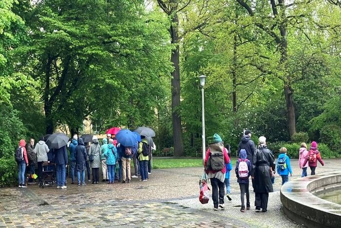 Besucher beim Tag des Baumes (Foto: Antje Männel) Besucher beim Tag des Baumes