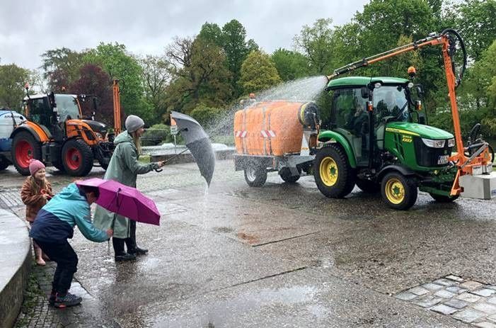 Wässerfahrzeug in Aktion (Foto: Antje Männel) Wässerfahrzeug in Aktion