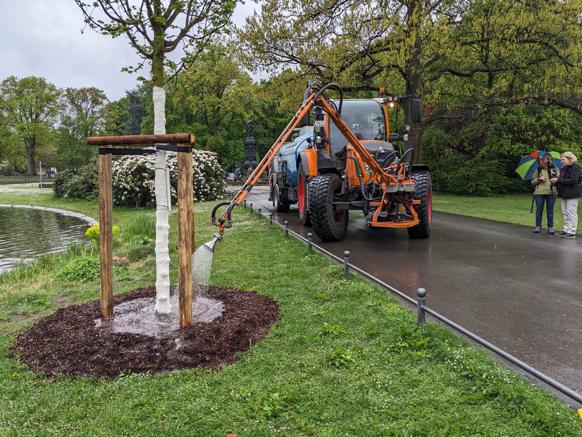 Wässerfahrzeug im Einsatz (Foto: Heinz Schaarschmidt) Wässerfahrzeug im Einsatz
